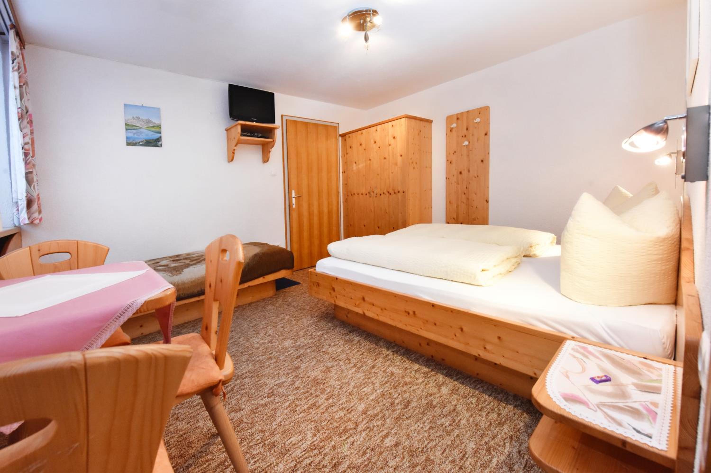 Triple Room with Private Bathroom photo 2