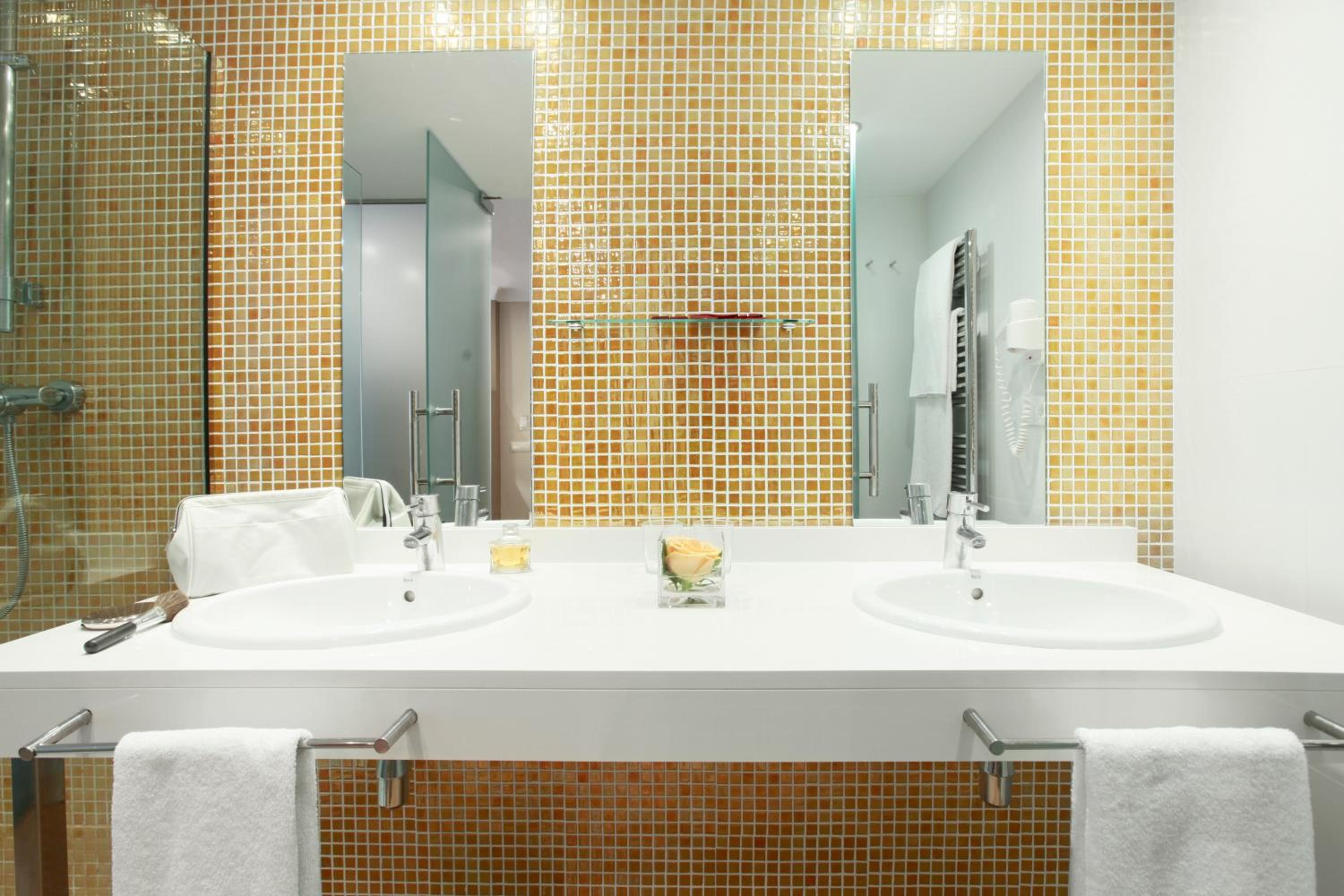 Double or Twin Room - Photo 6