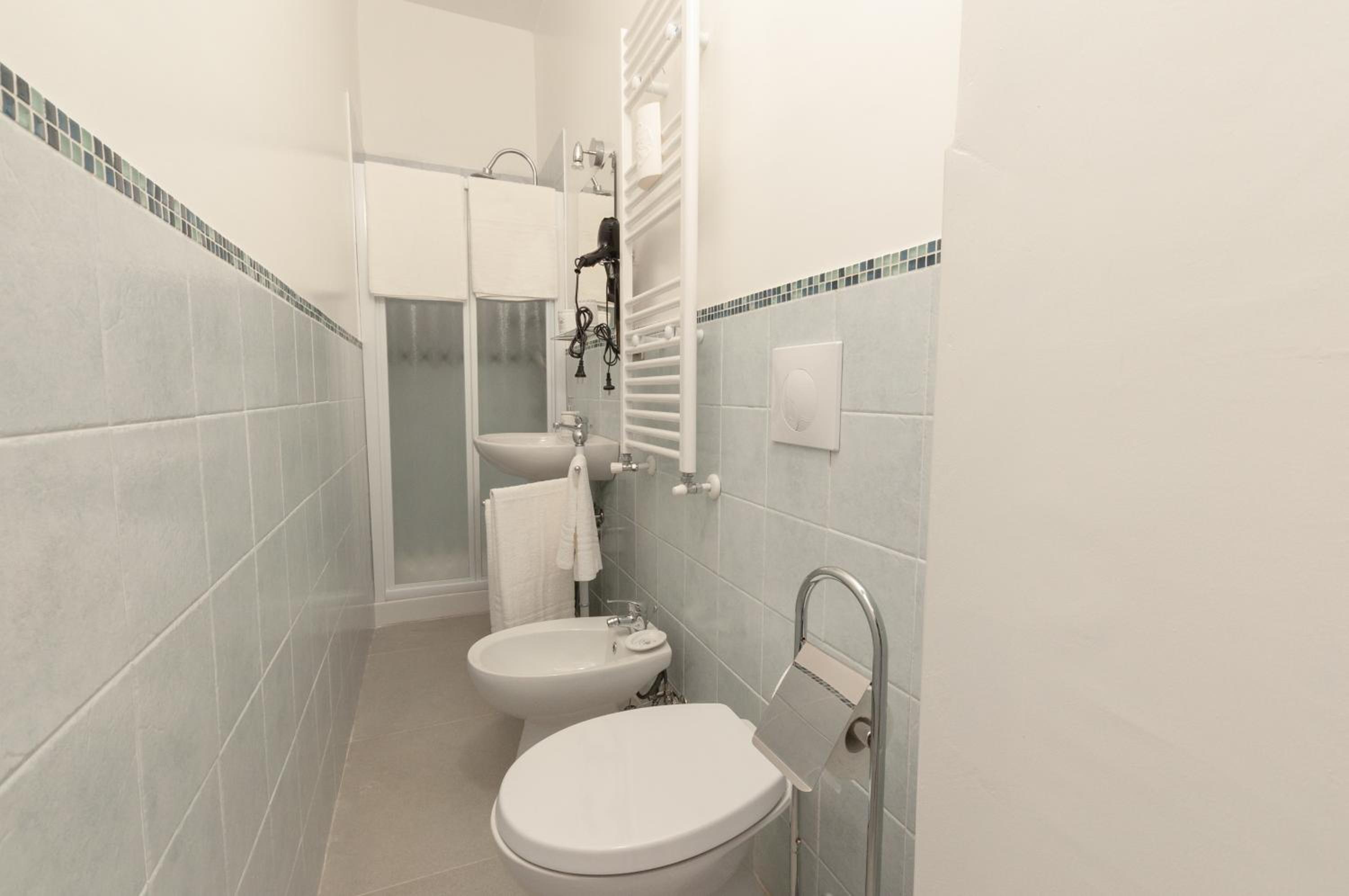 Double Room - Photo 7
