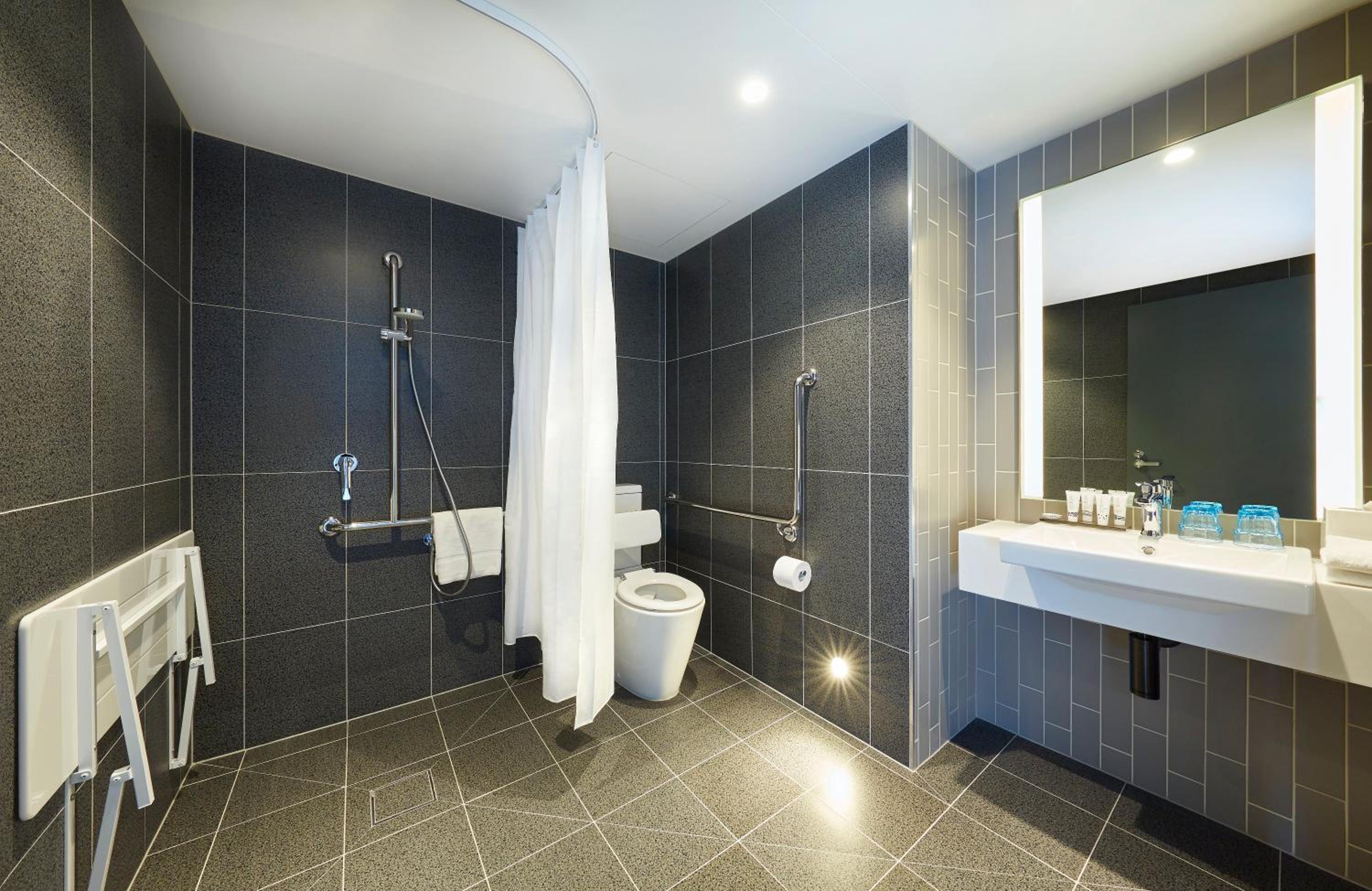 Standard Queen Room - Accessible with Free Breakfast - Photo 4