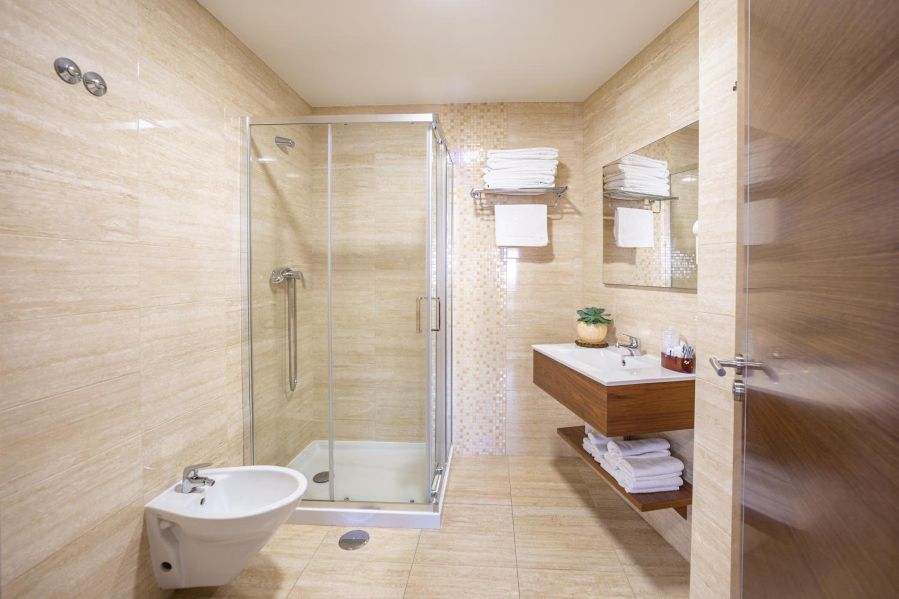 Twin Room with Private Bathroom - Photo 3