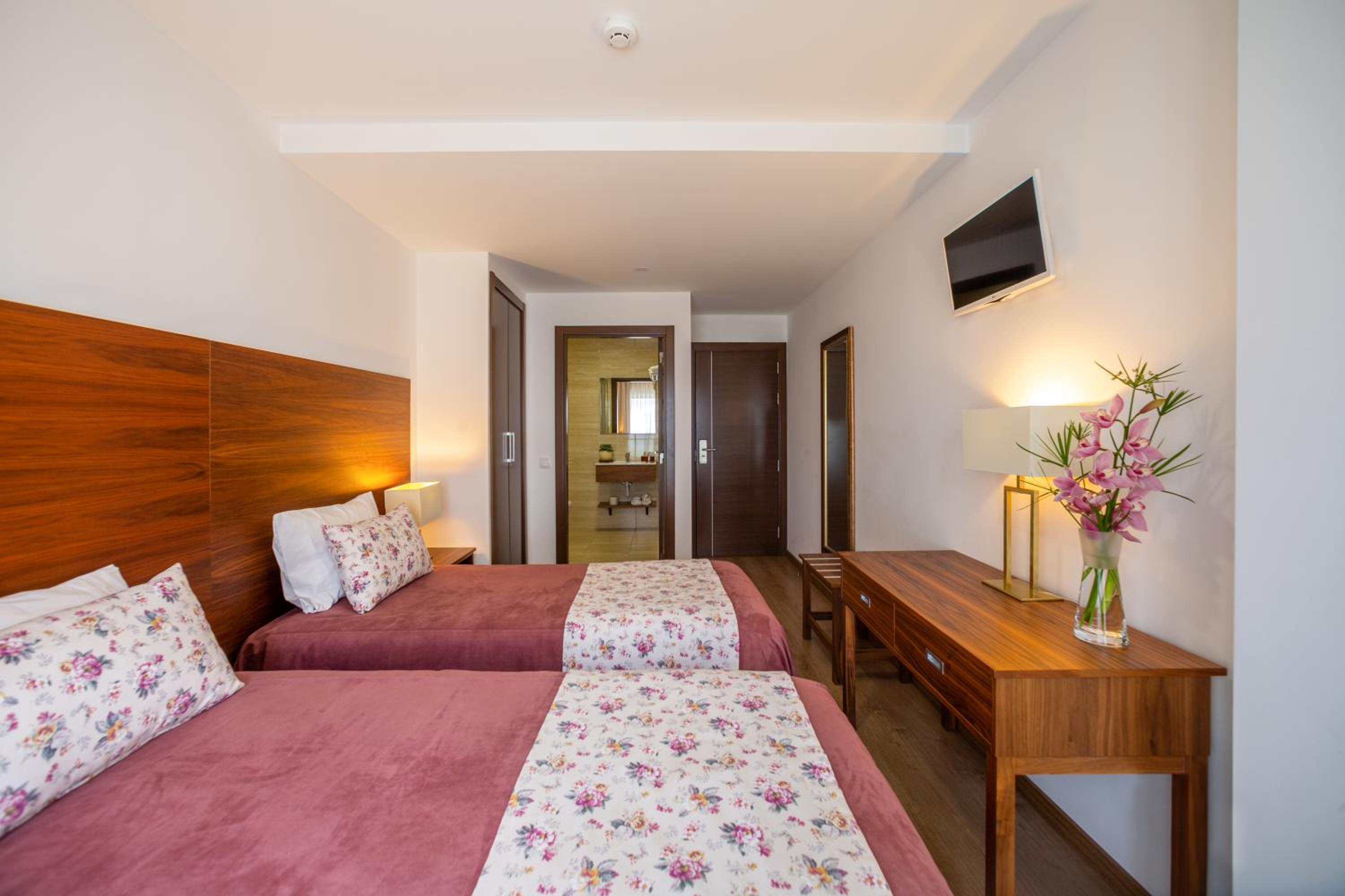 Twin Room with Private Bathroom - Photo 1