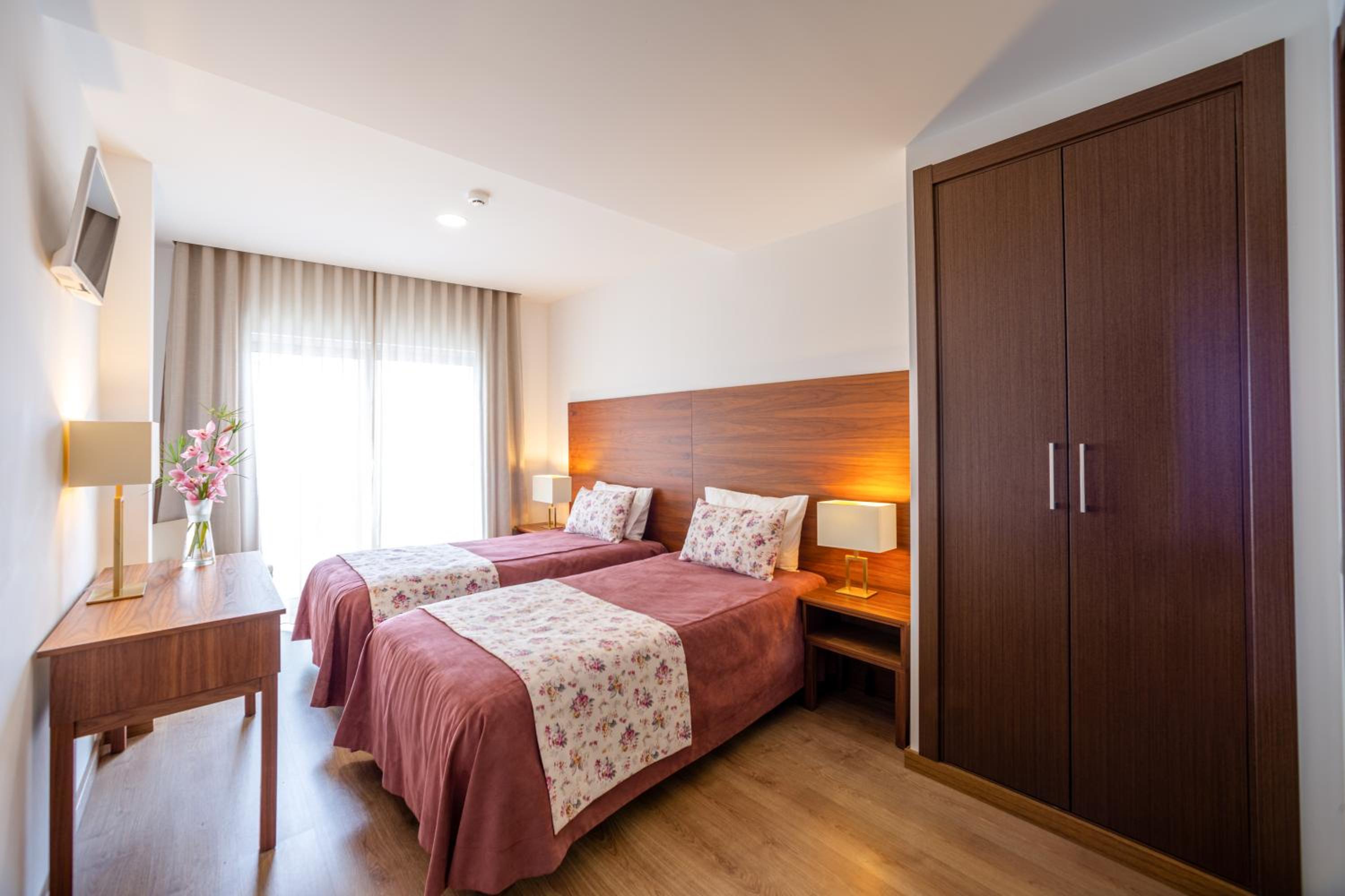 Twin Room with Private Bathroom - Photo 11