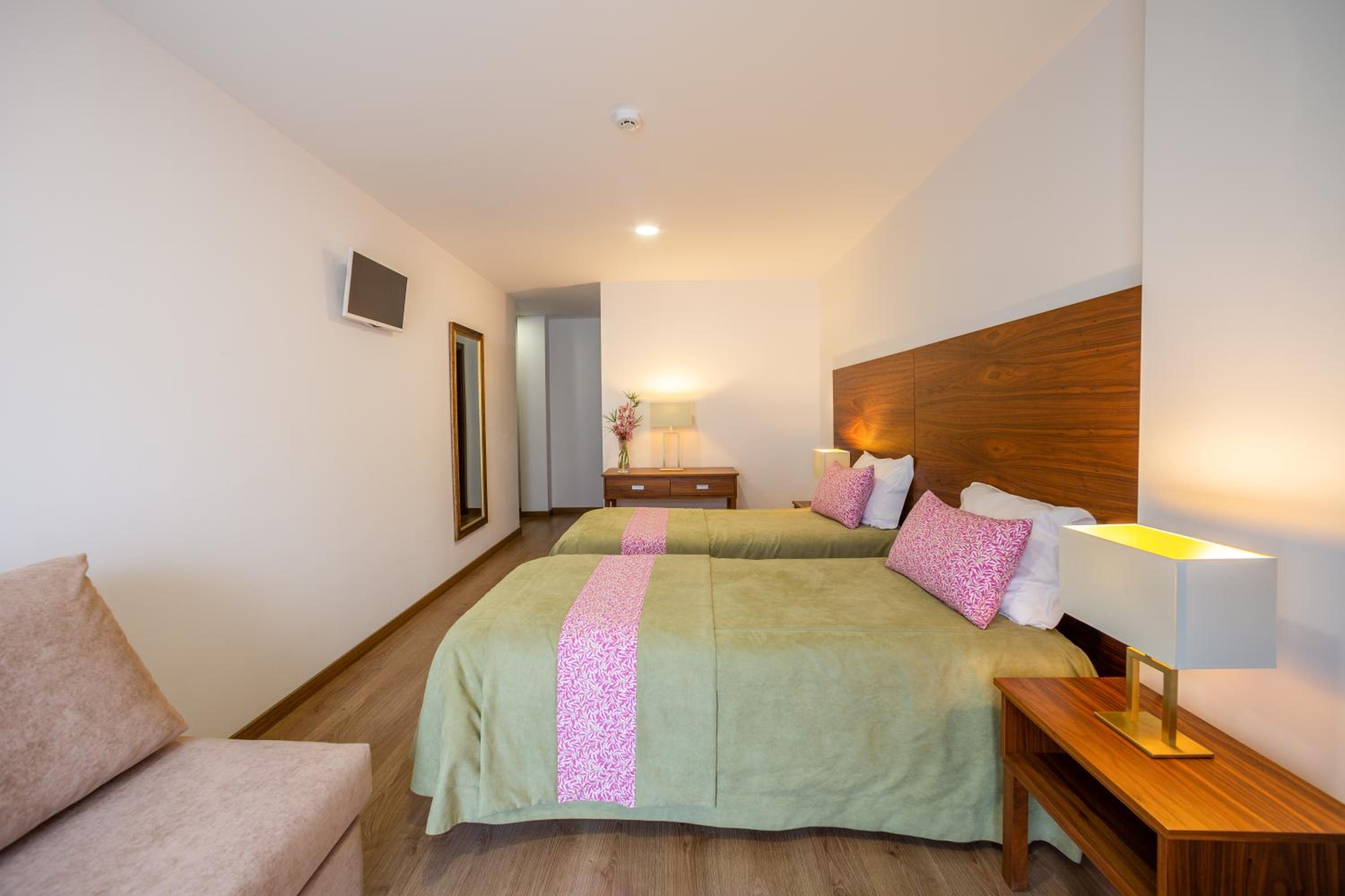 Twin Room with Private Bathroom - Photo 6