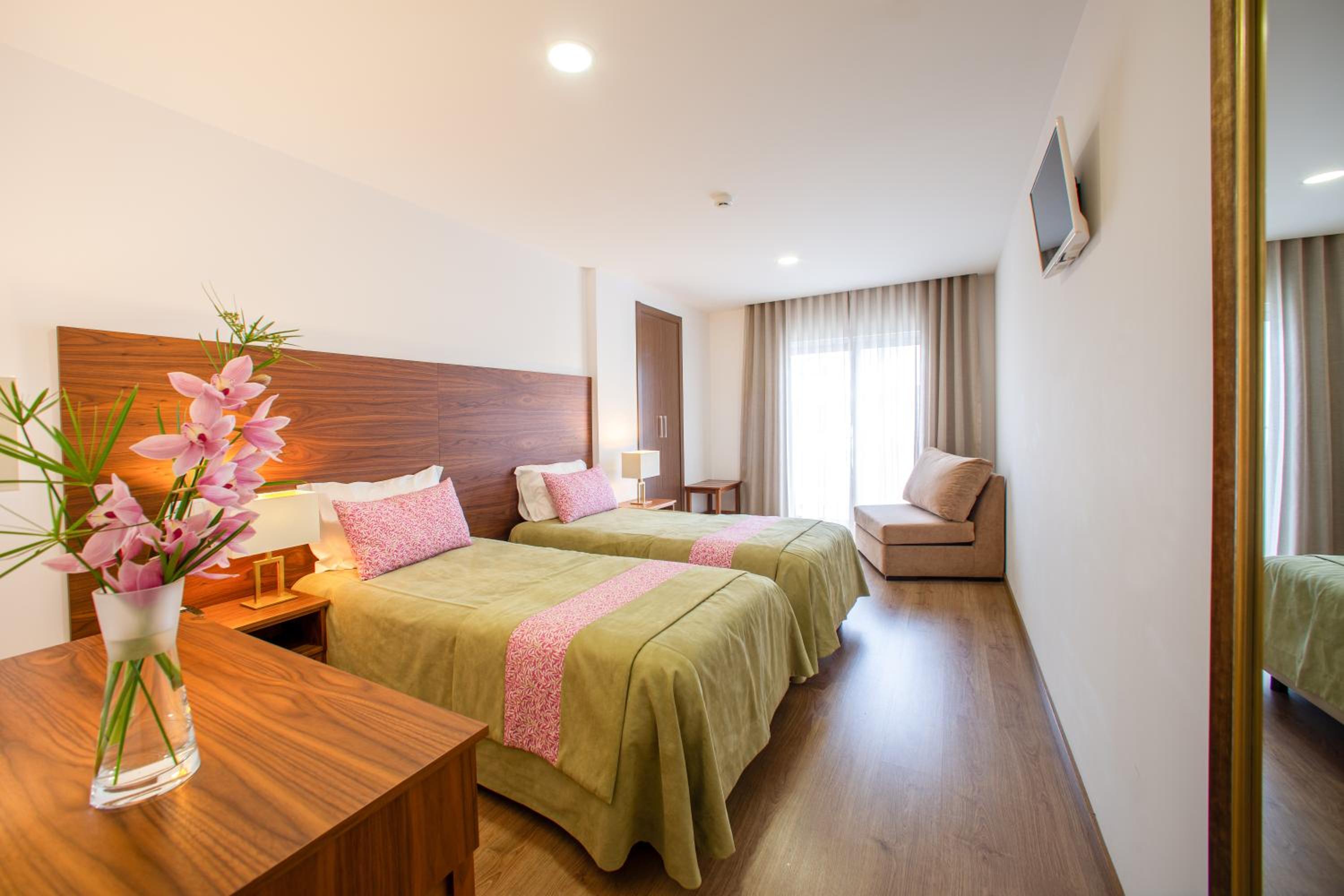 Twin Room with Private Bathroom - Photo 7