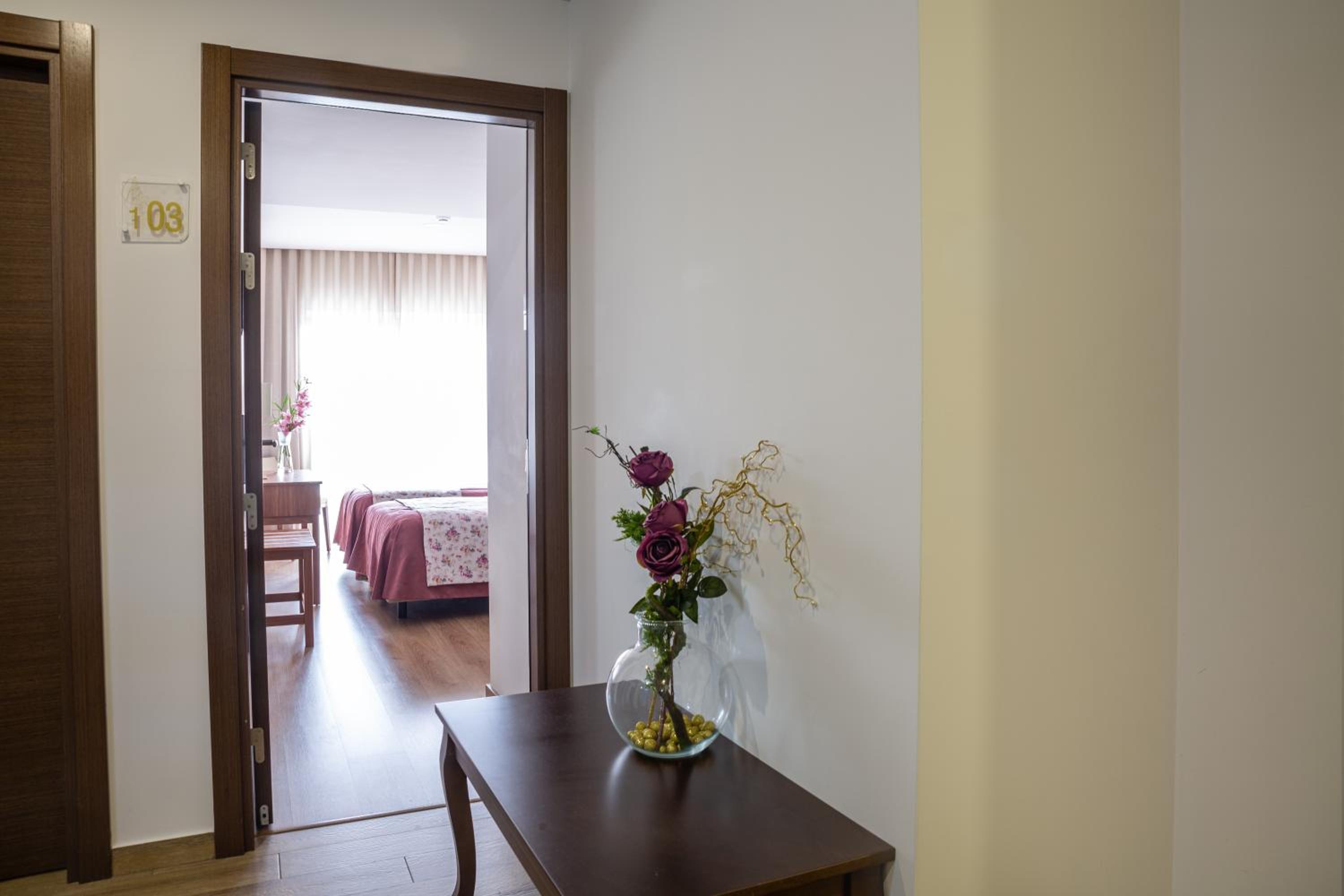 Twin Room with Private Bathroom - Photo 4