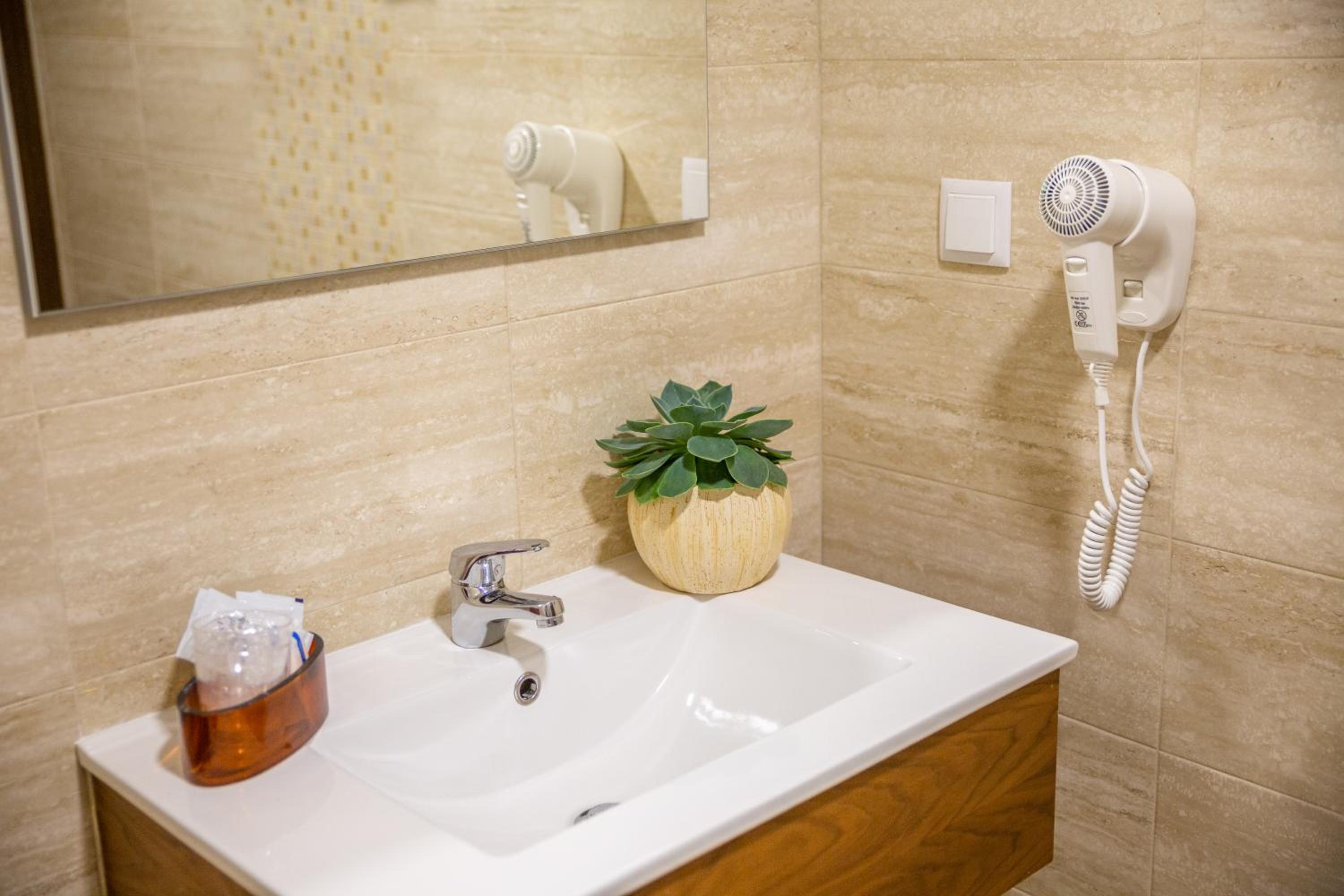 Twin Room with Private Bathroom - Photo 9