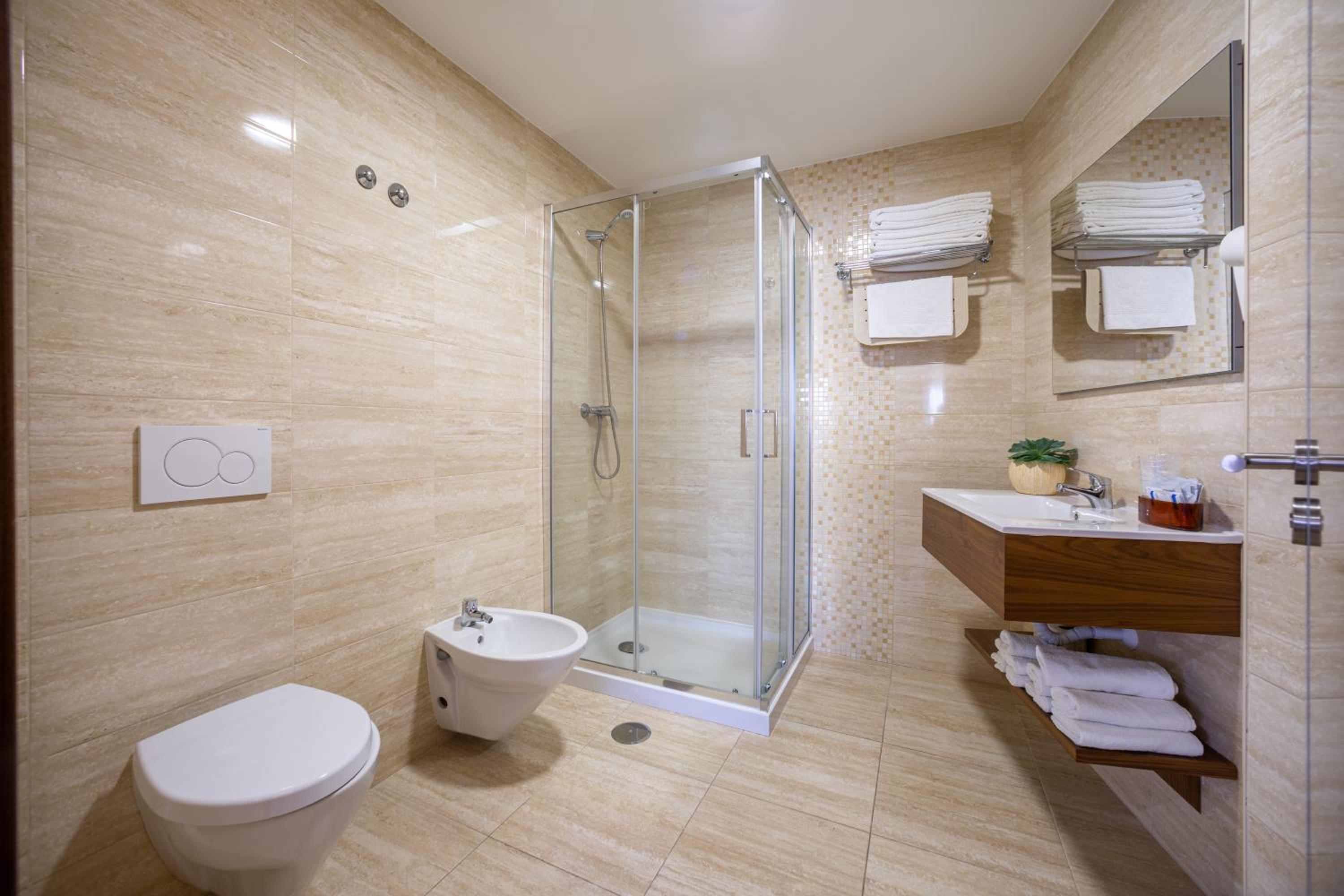 Twin Room with Private Bathroom - Photo 10