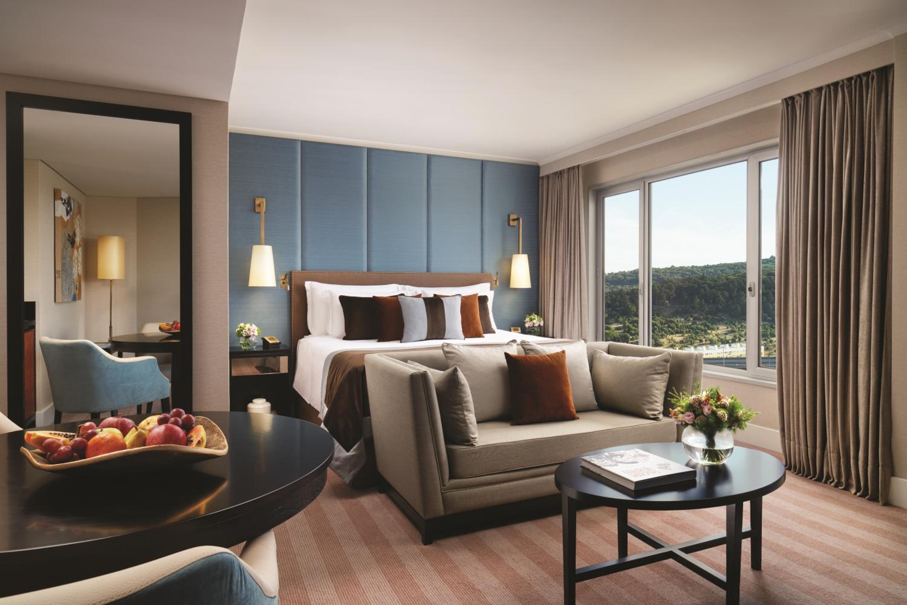 Junior Suite with Park View - Photo 1