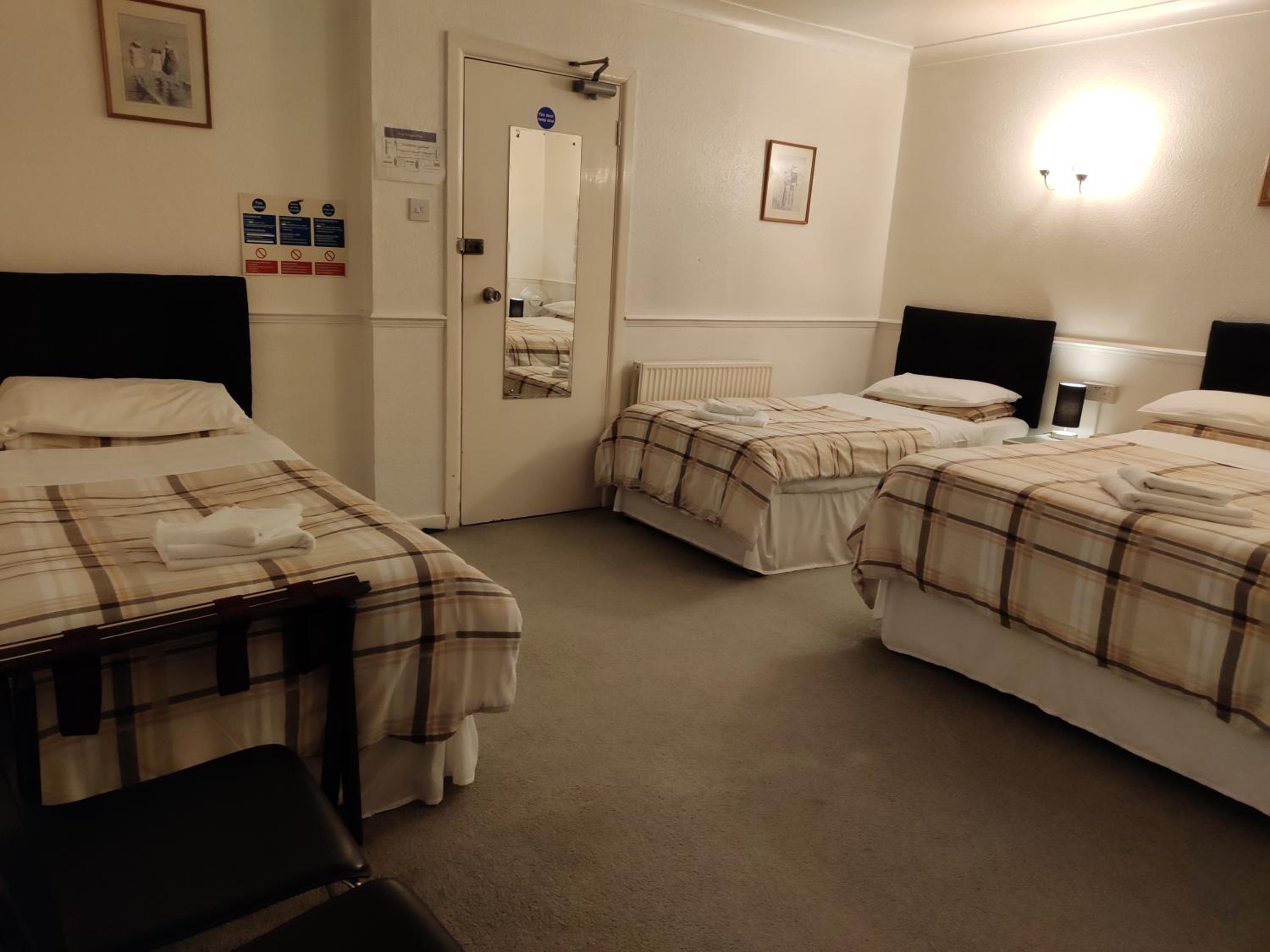 Standard Quadruple Room - Photo 9