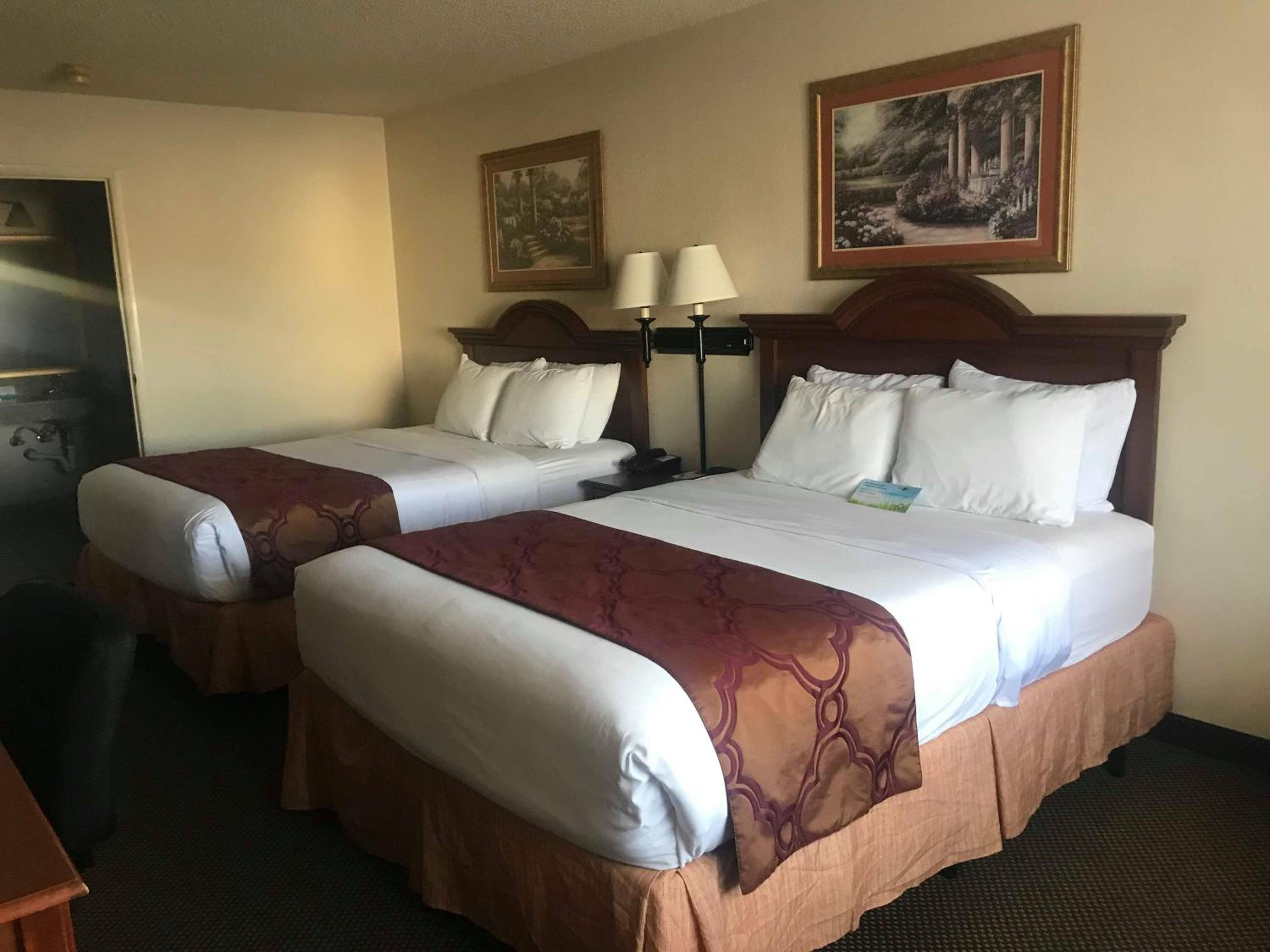 Queen Room with Two Queen Beds - Non-Smoking - Photo 7