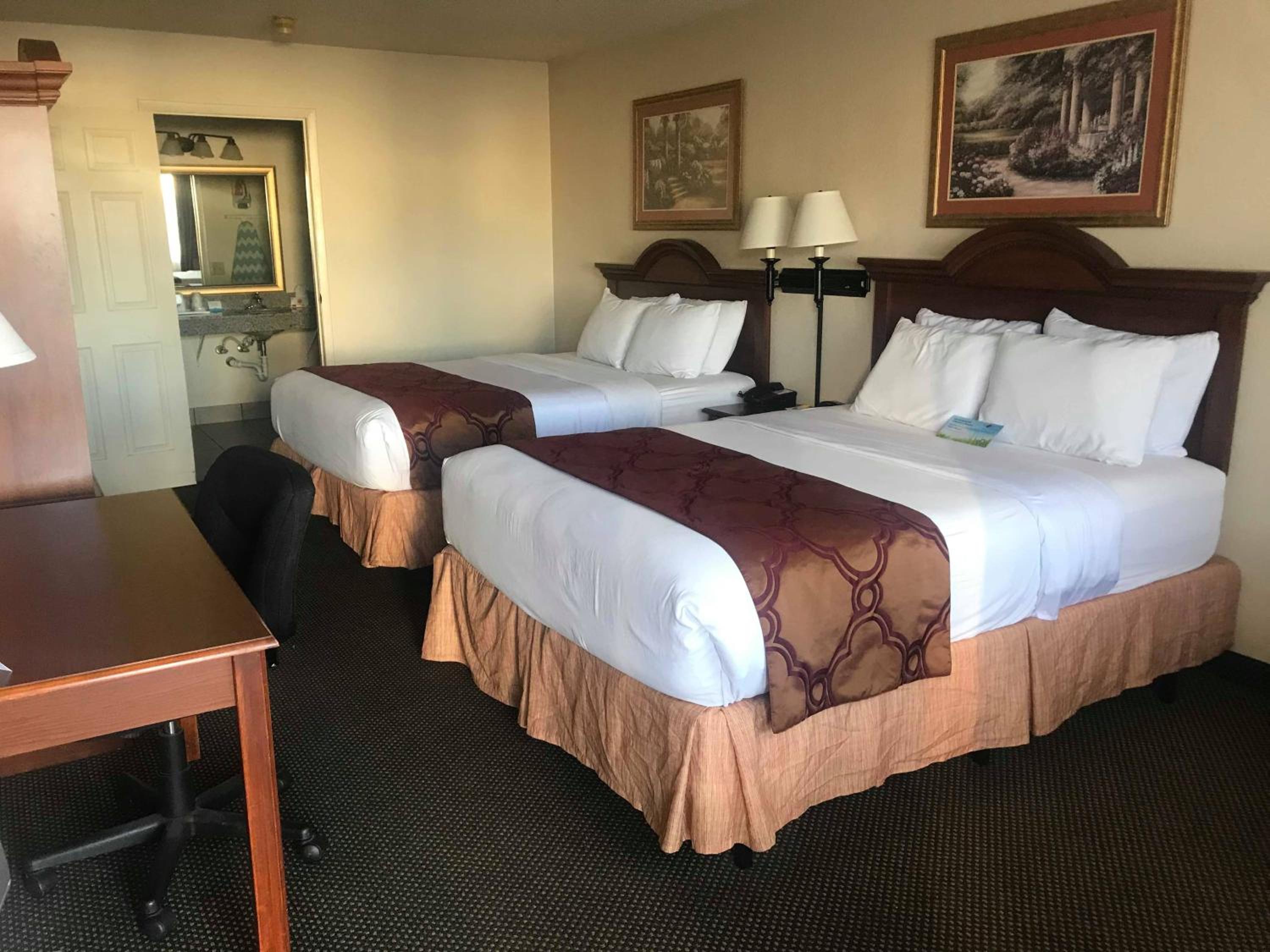 Queen Room with Two Queen Beds - Non-Smoking - Photo 10