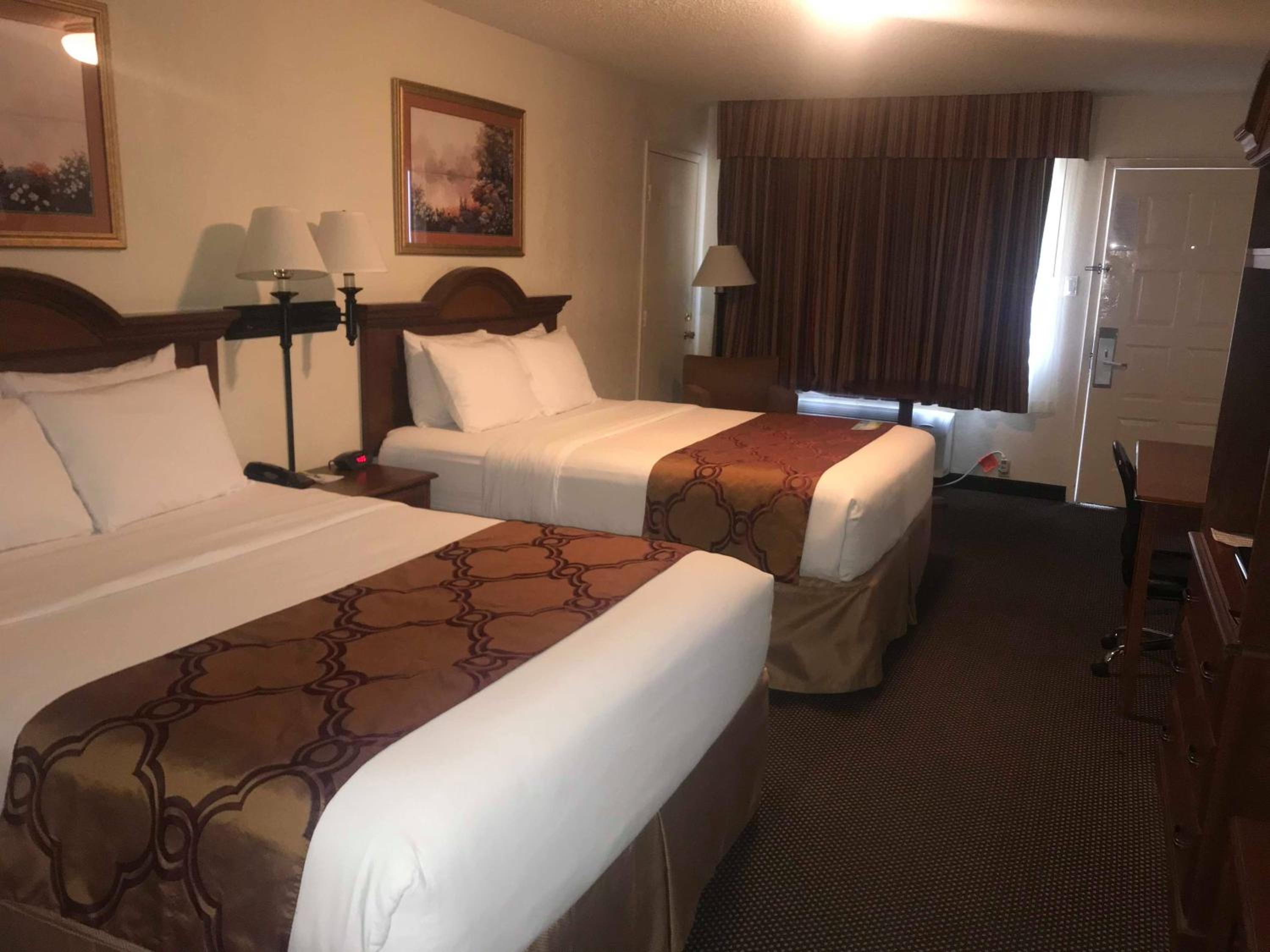 Queen Room with Two Queen Beds - Non-Smoking - Photo 11