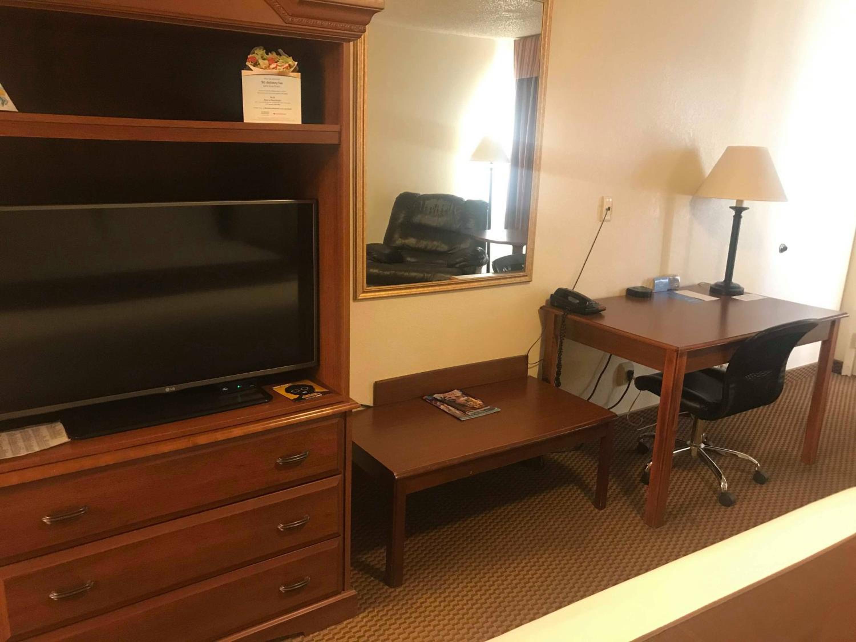 King Room - Non-Smoking - Photo 2