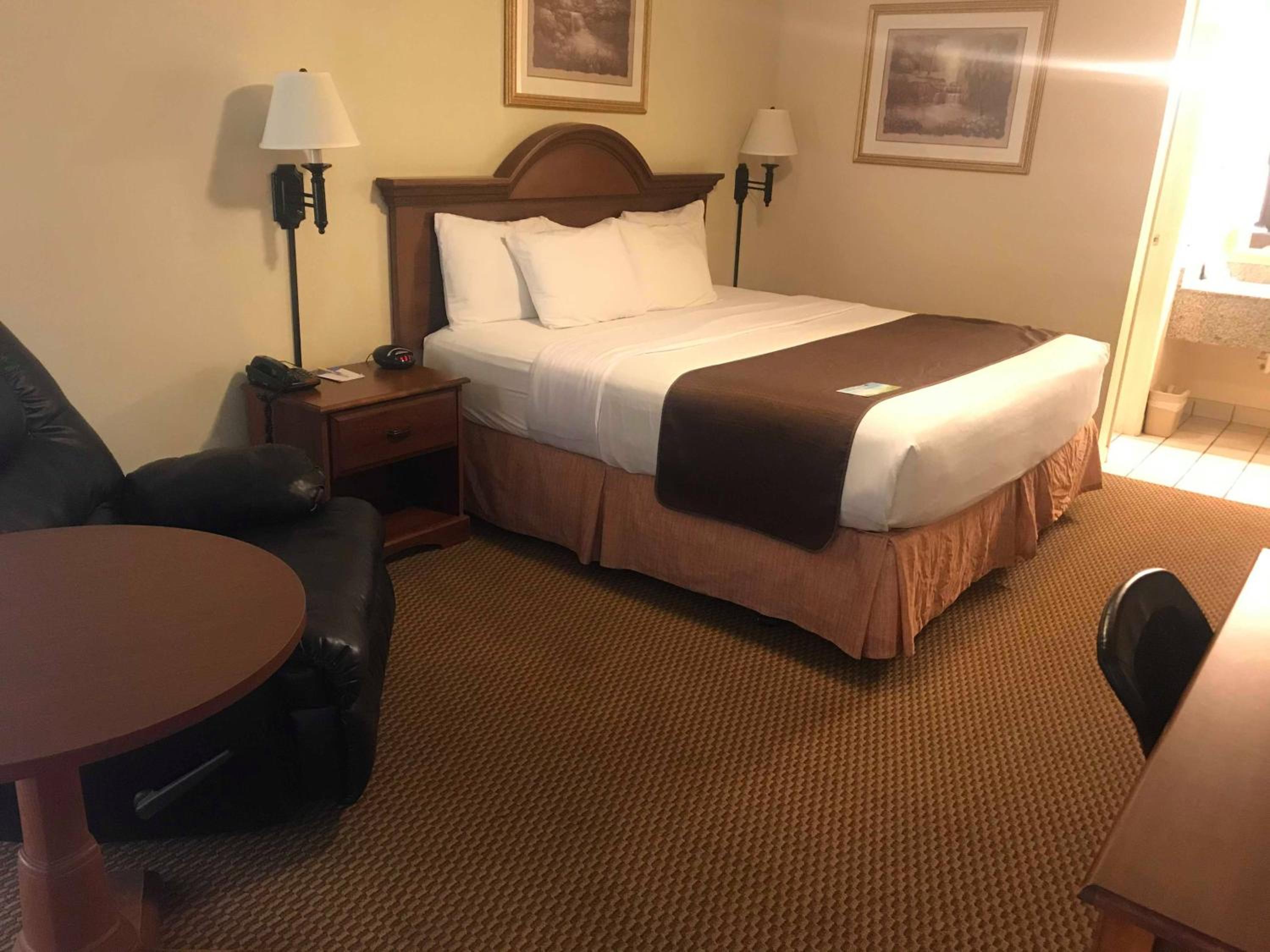 King Room - Non-Smoking - Photo 1