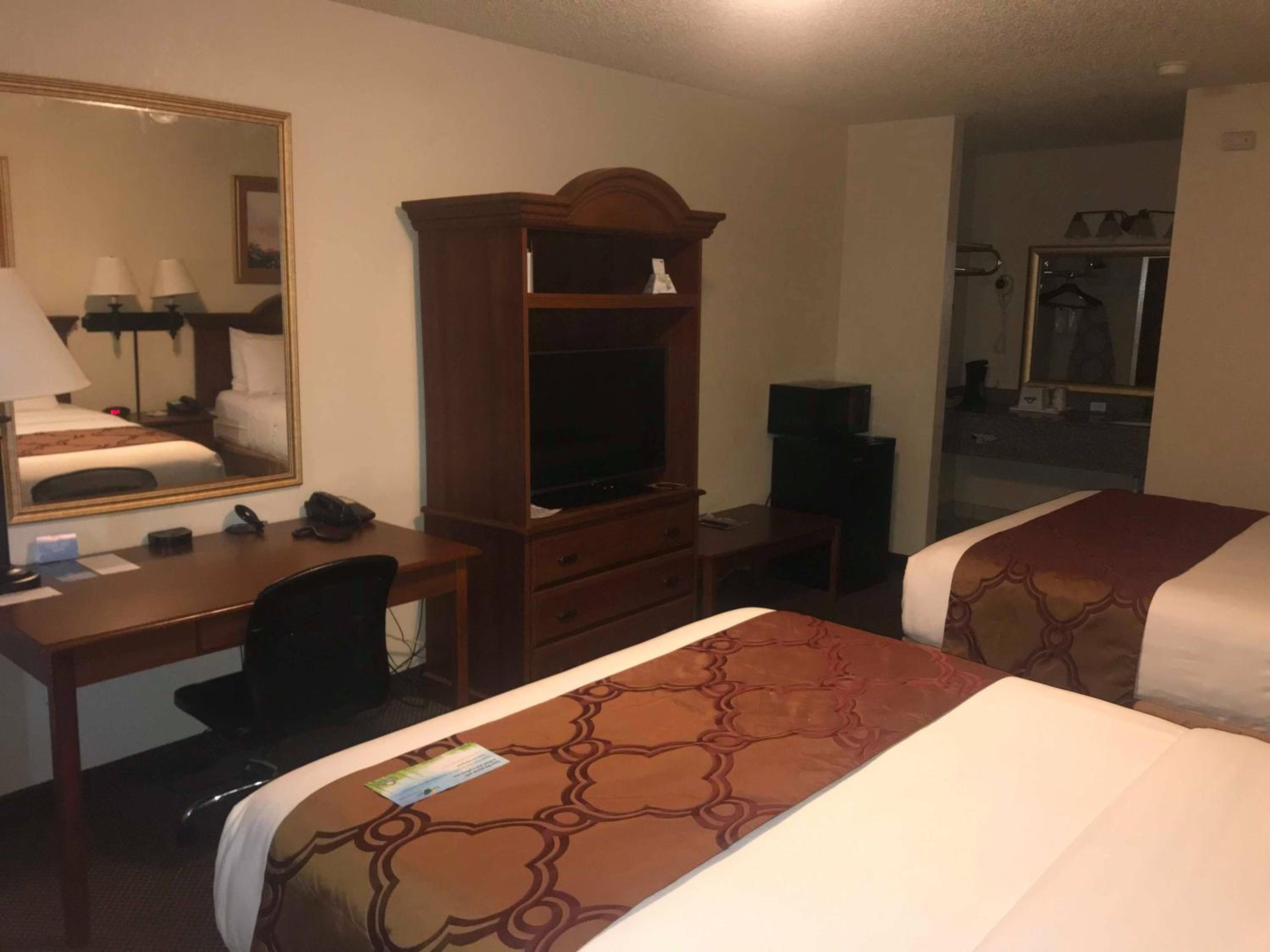 Queen Room with Two Queen Beds - Non-Smoking - Photo 14