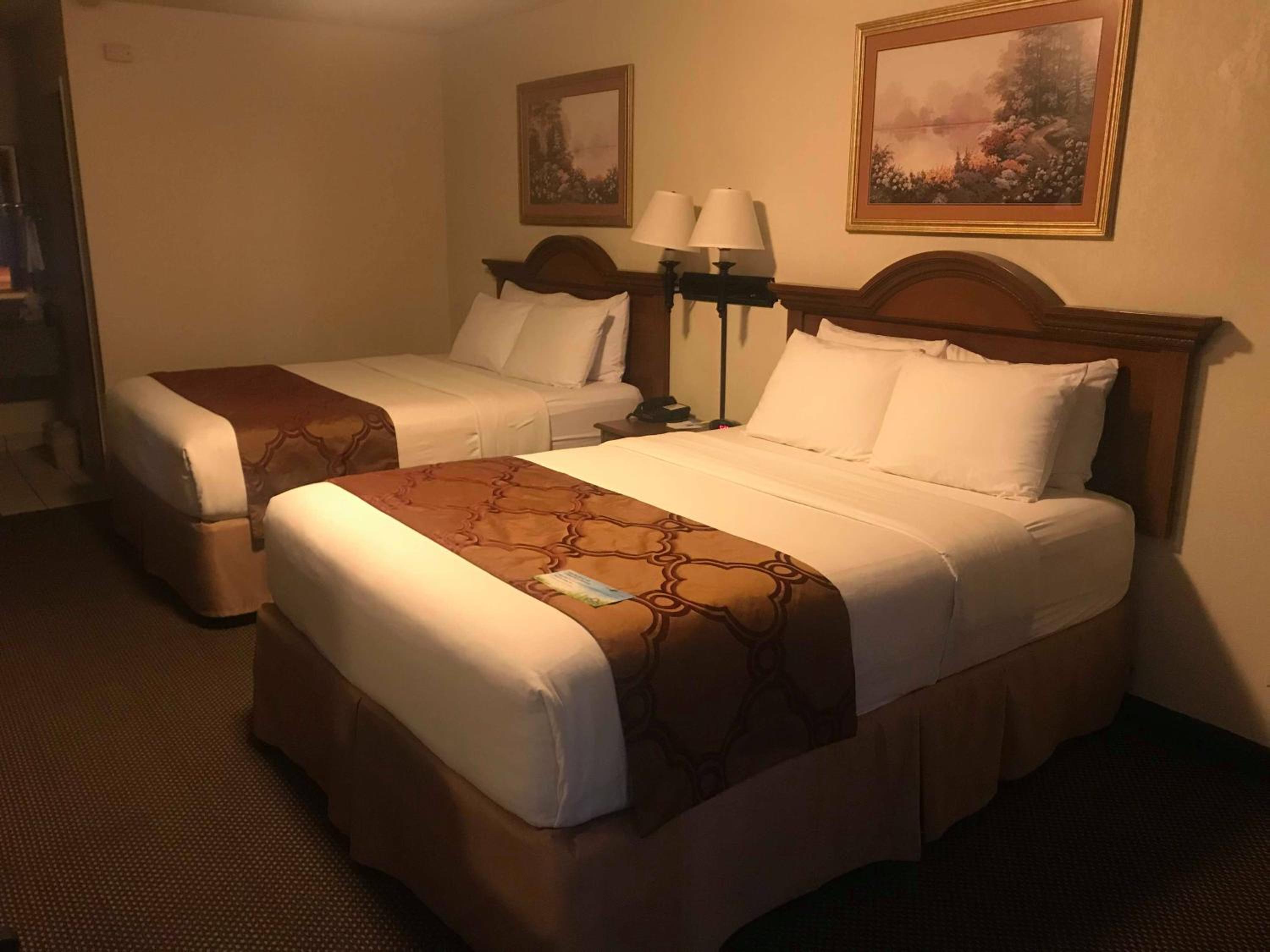 Queen Room with Two Queen Beds - Non-Smoking - Photo 2