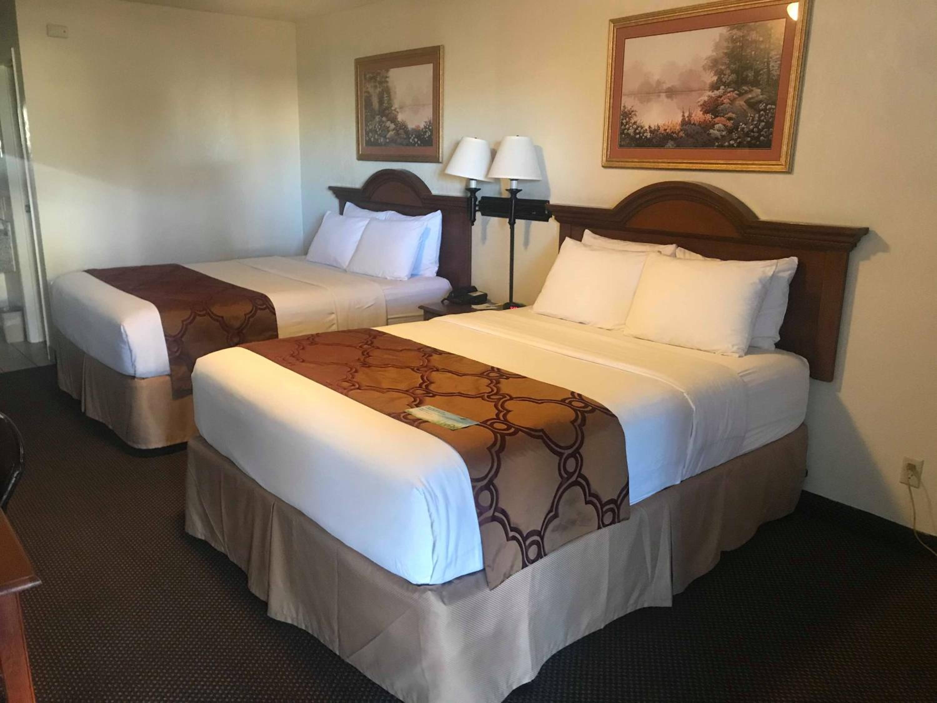 Queen Room with Two Queen Beds - Non-Smoking - Photo 3