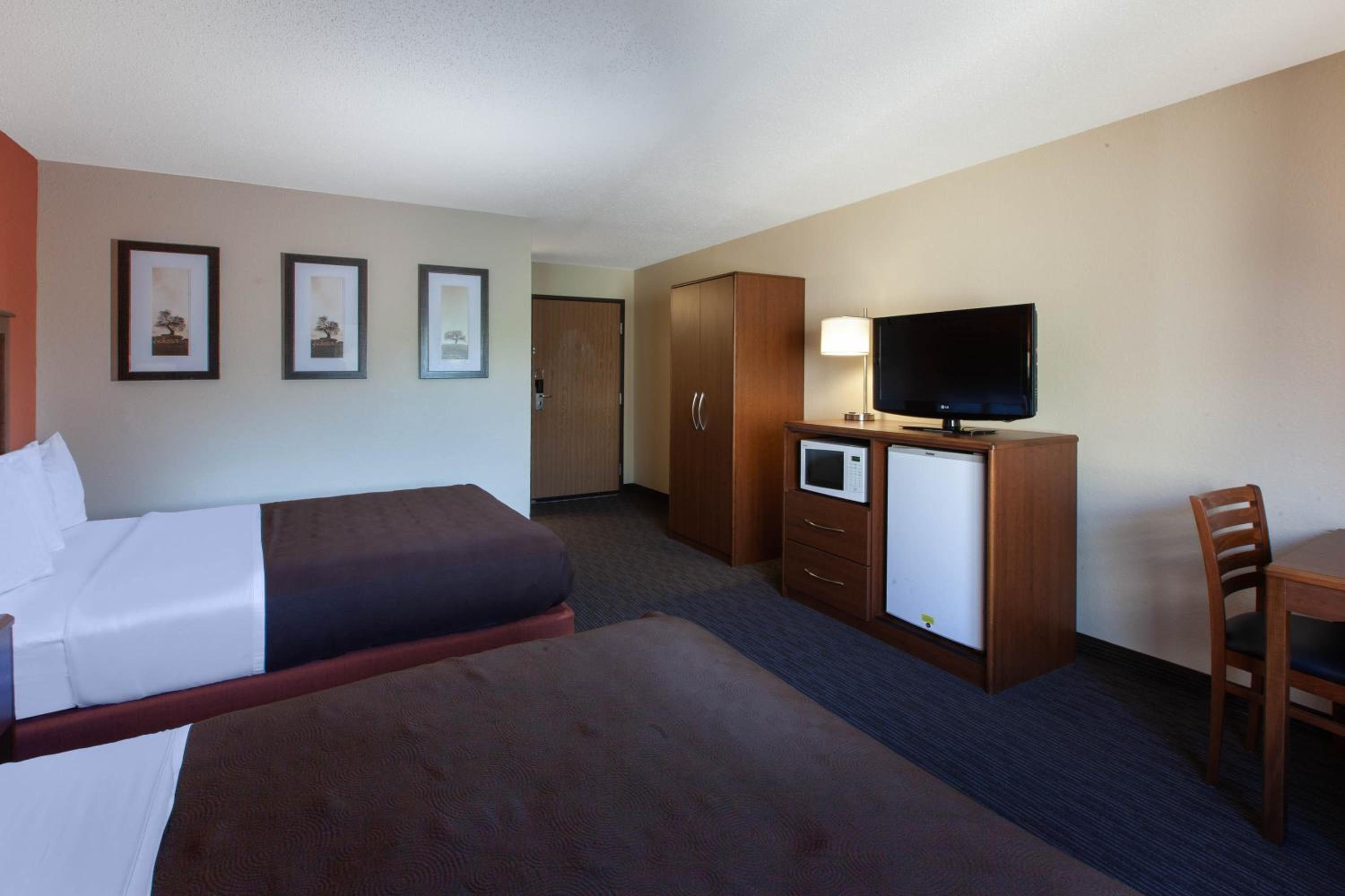 Queen Room with Two Queen Beds - Non-Smoking - Photo 1