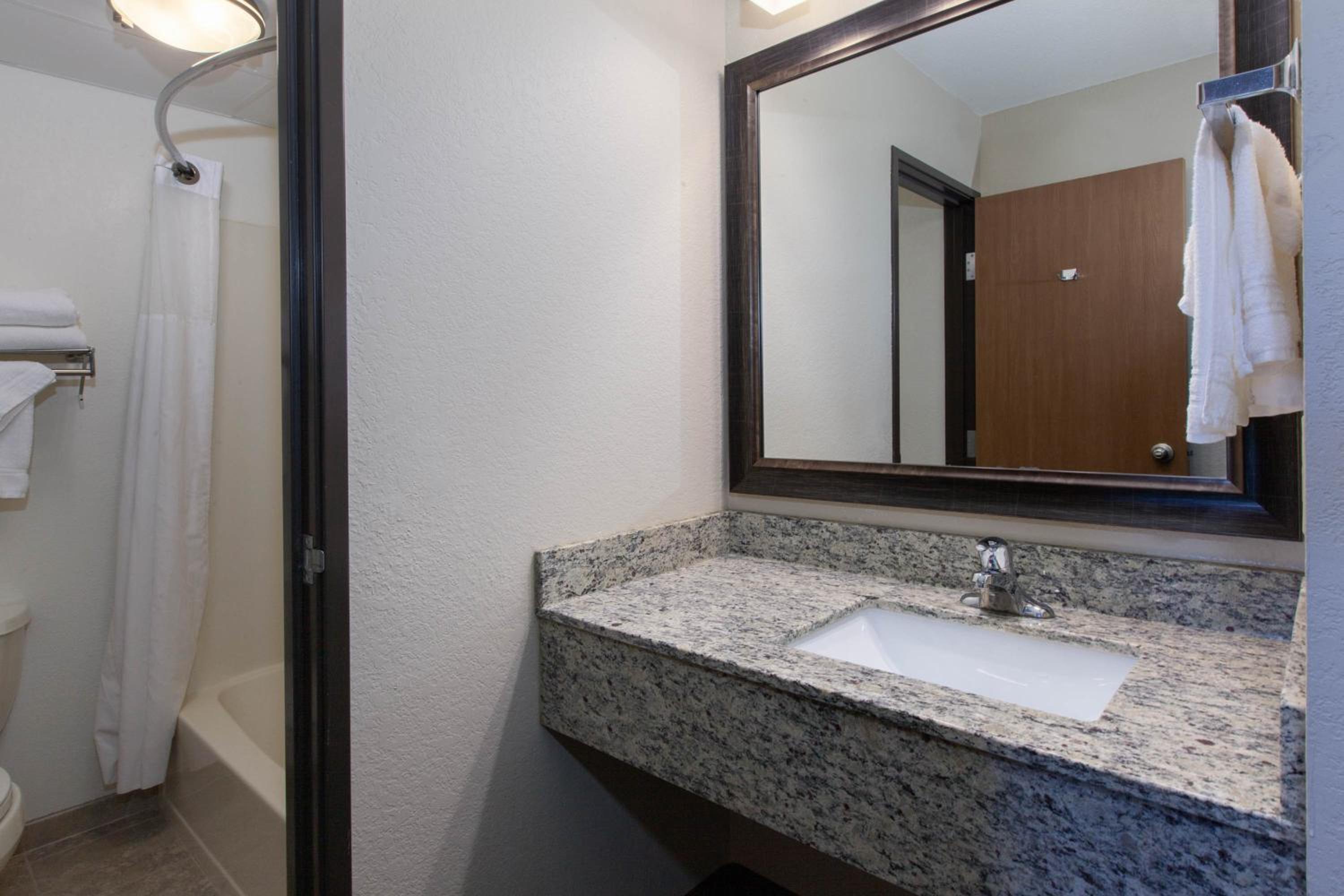 King Room - Non-Smoking - Photo 6