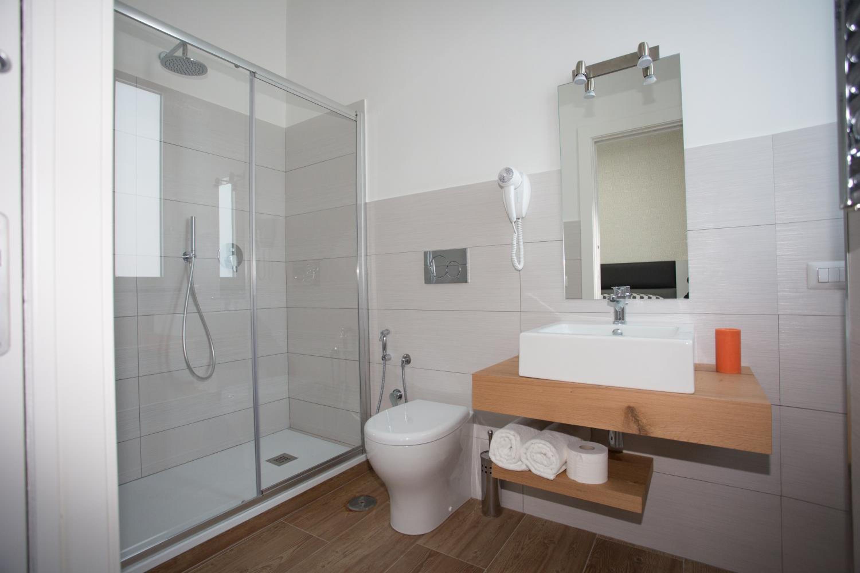 Double Room with Balcony - Photo 5