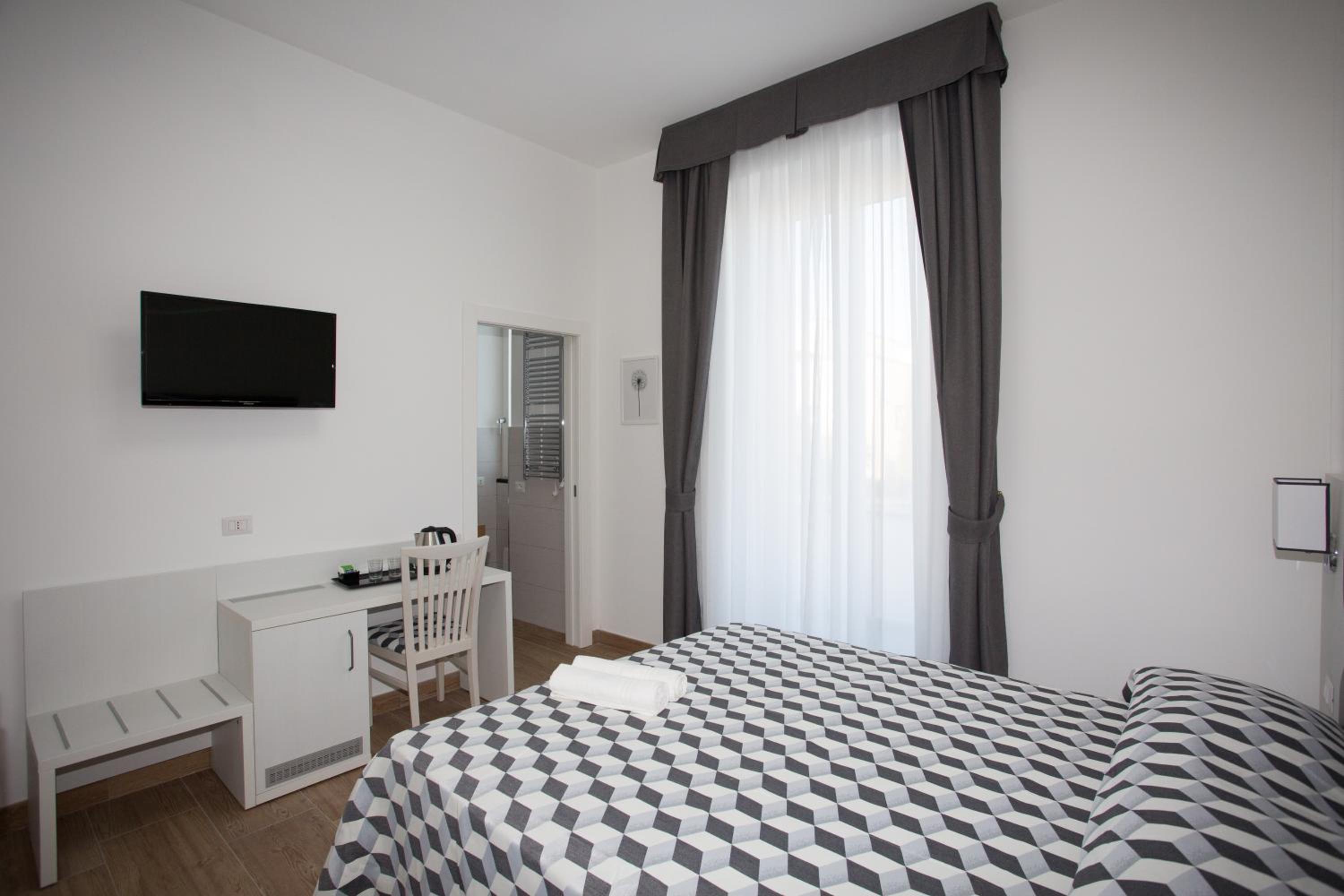Double Room with Balcony - Photo 6