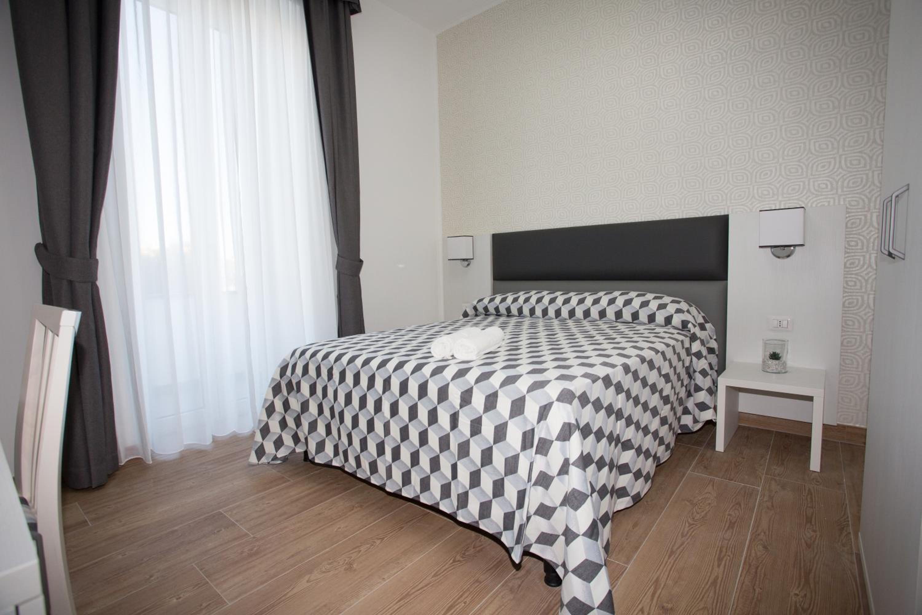 Double Room with Balcony - Photo 7
