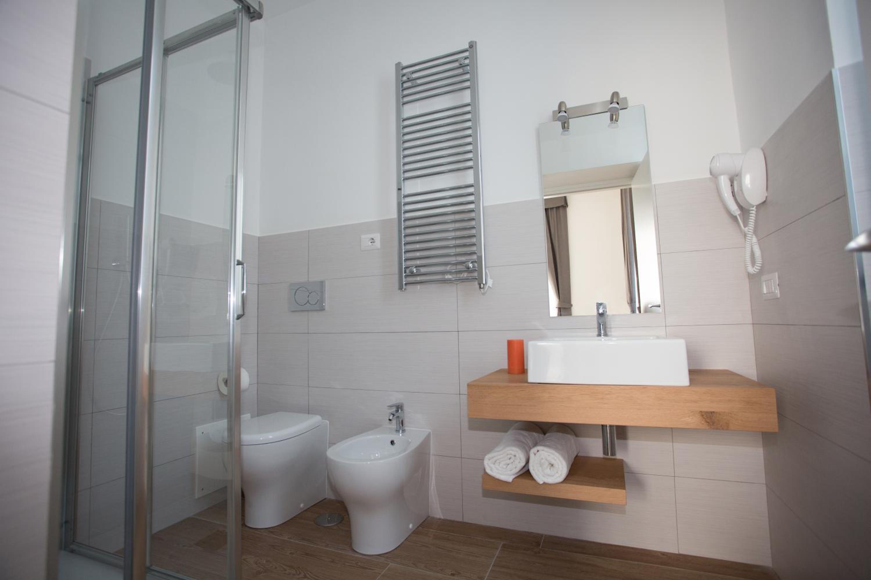Double Room with Balcony - Photo 8