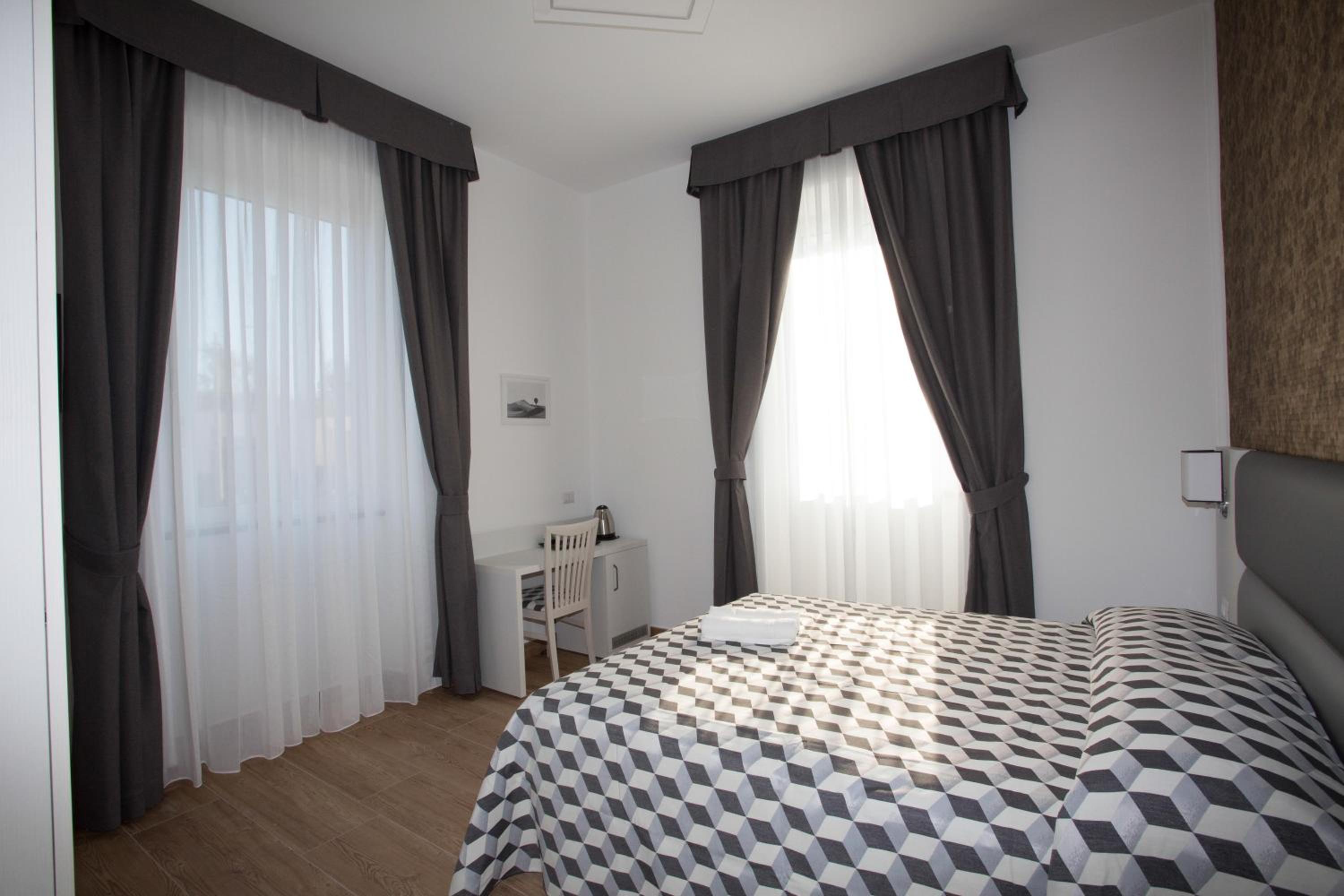 Standard Double Room - Photo 2