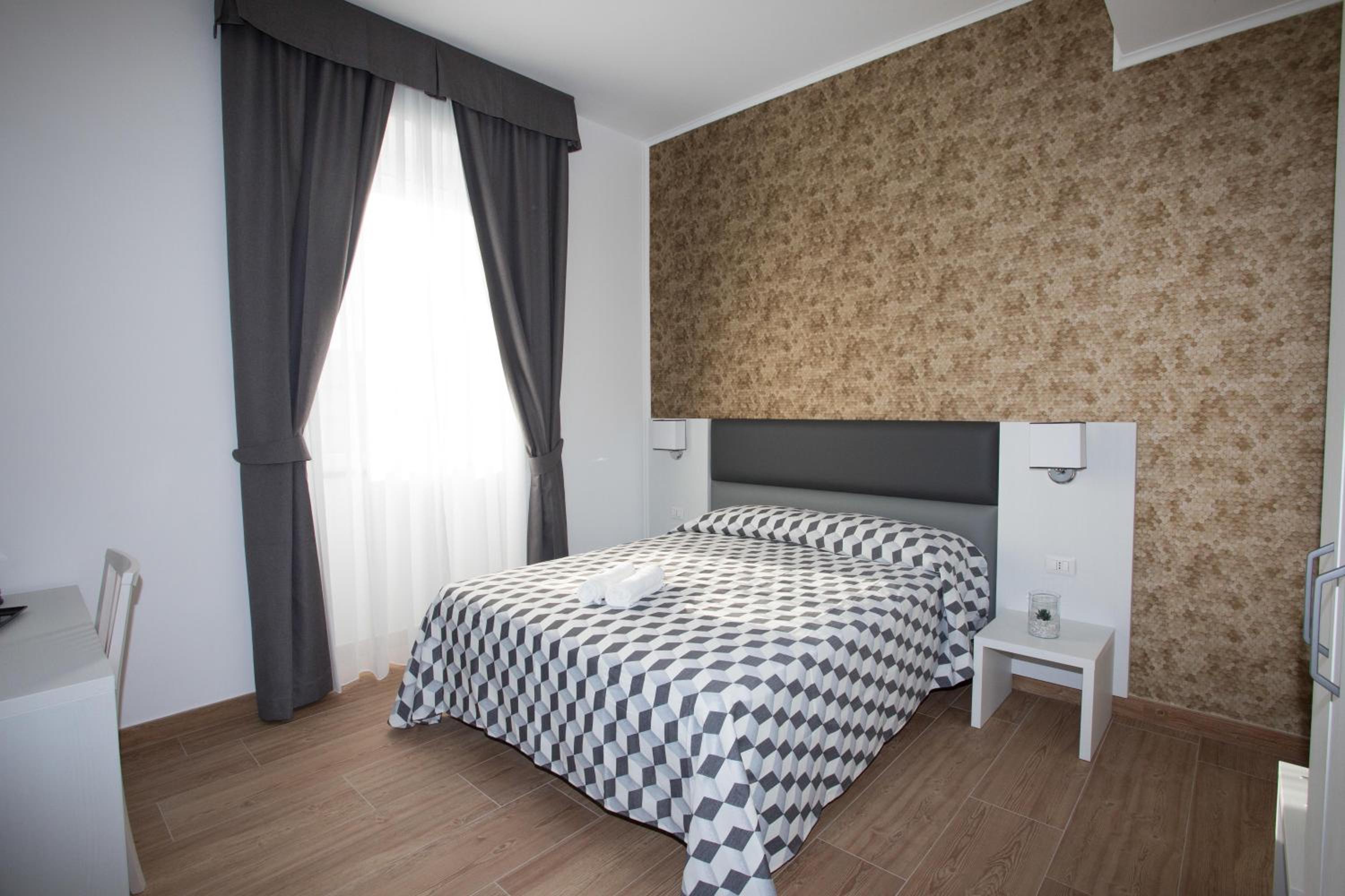 Standard Double Room - Photo 3