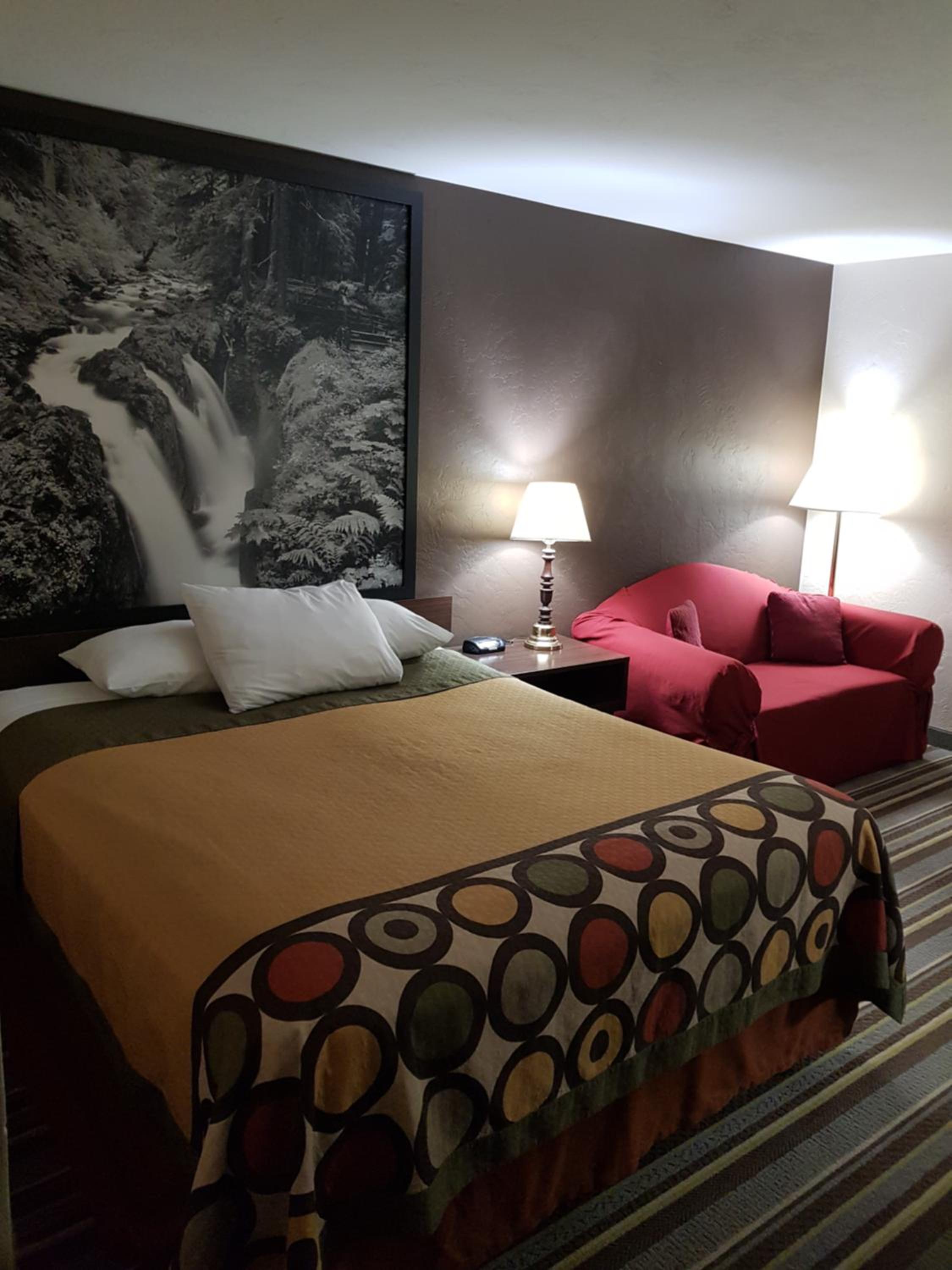 Room with One Queen and Two Twin Beds - Pet Friendly/Non-Smoking - Photo 5