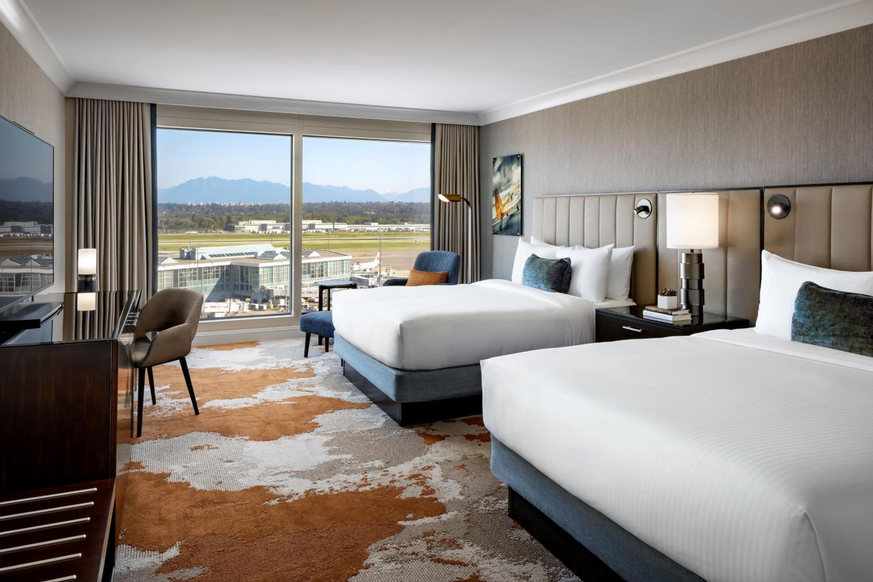 Deluxe Room with Two Queen Beds - Photo 4