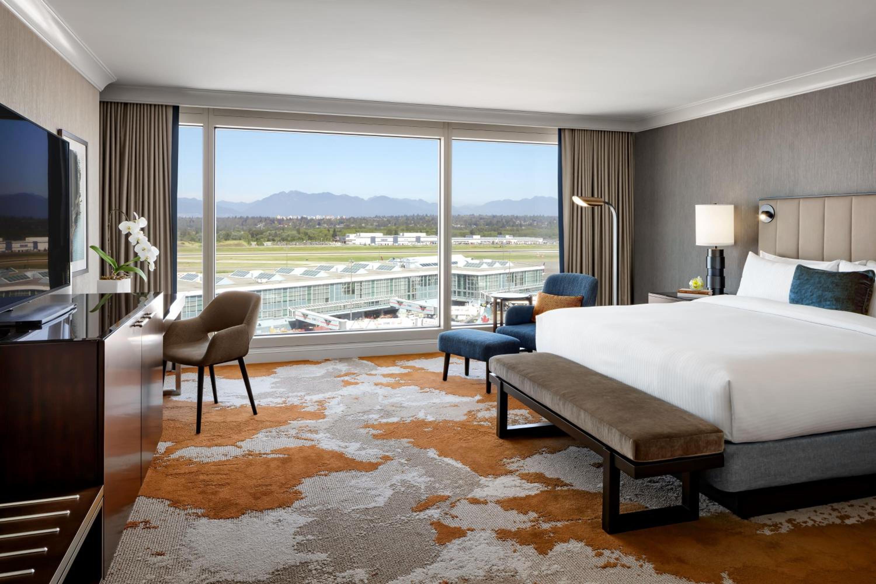 Signature Runway King Room with View - Photo 6