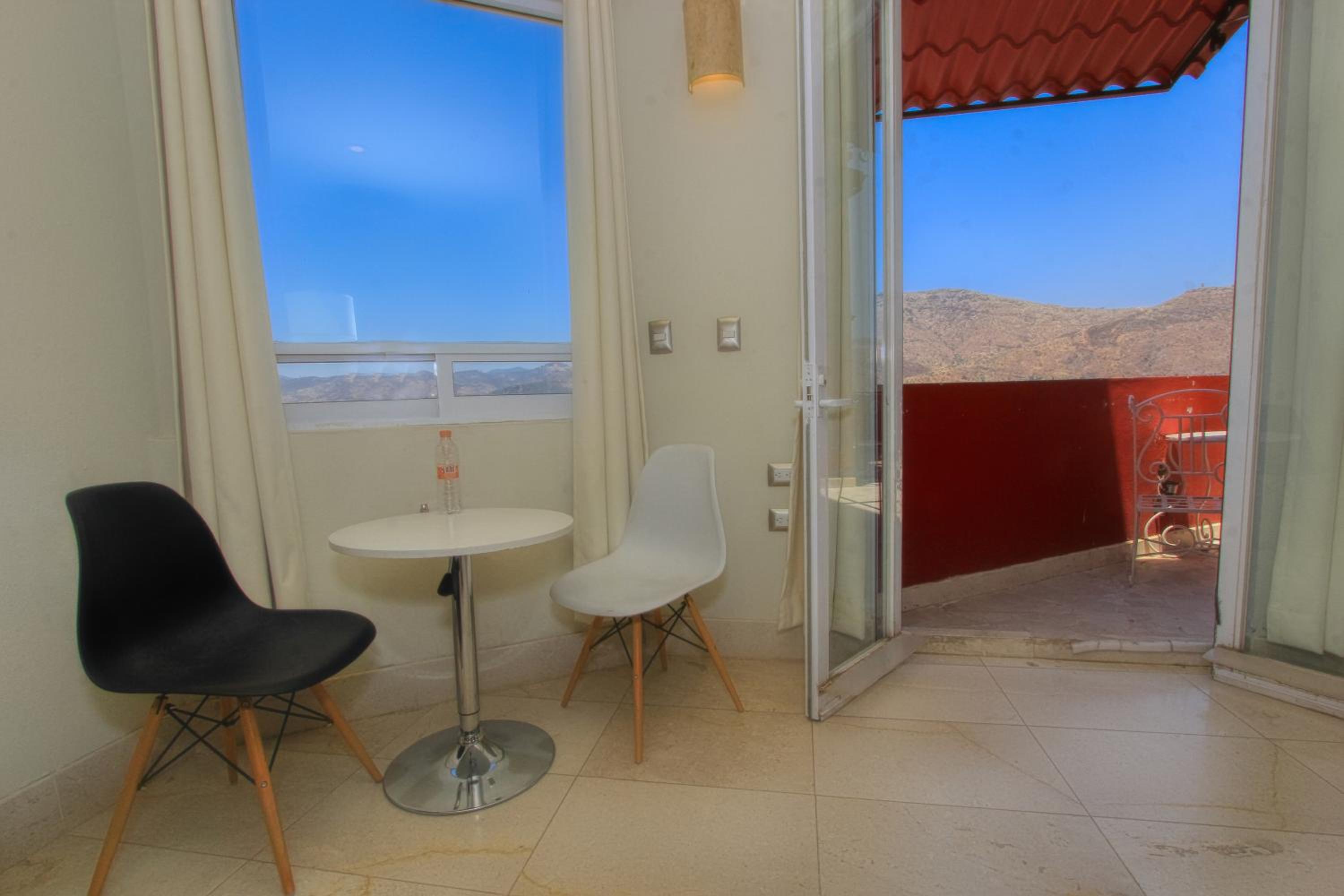 Deluxe Suite - Photo 11