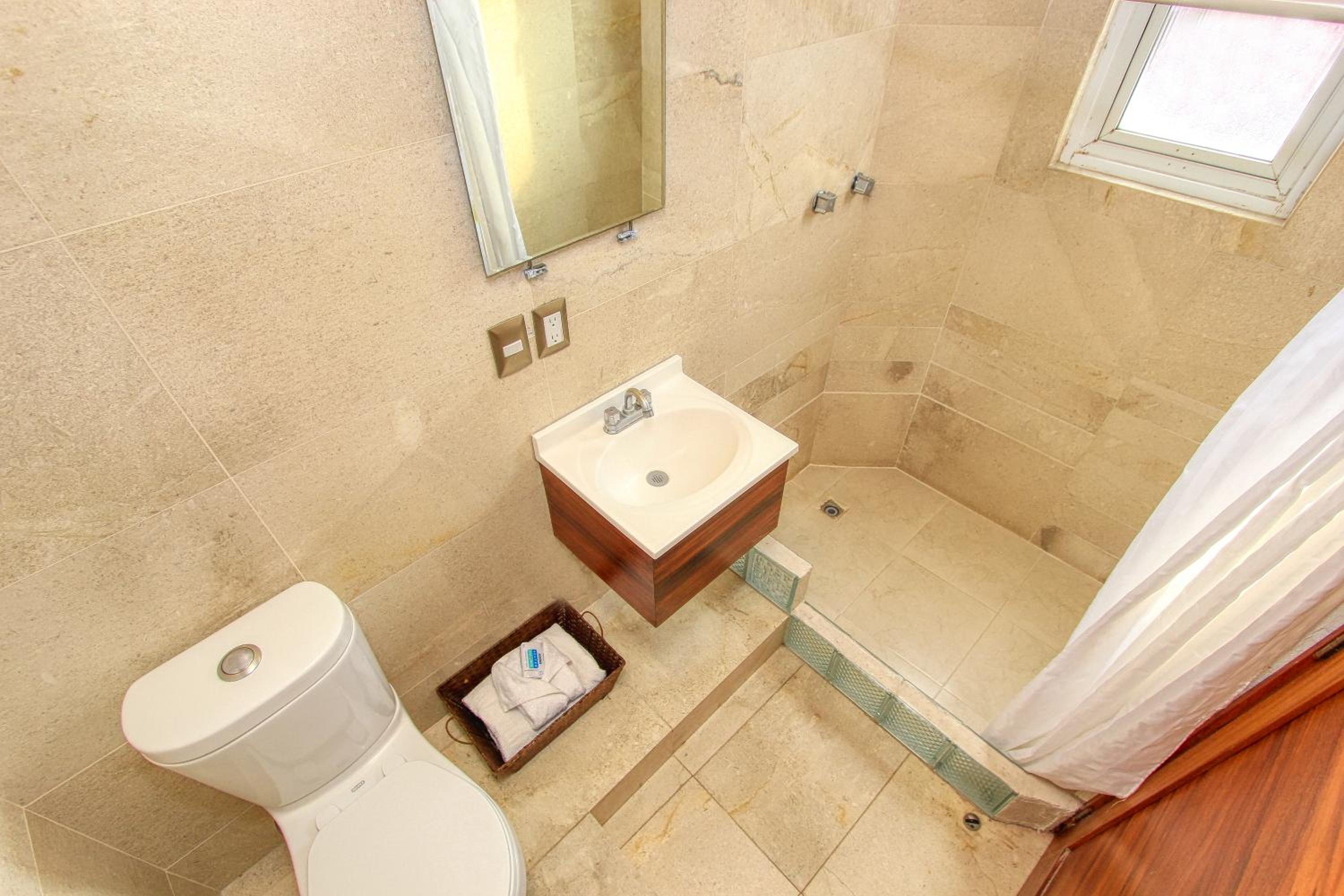 Deluxe Suite - Photo 17