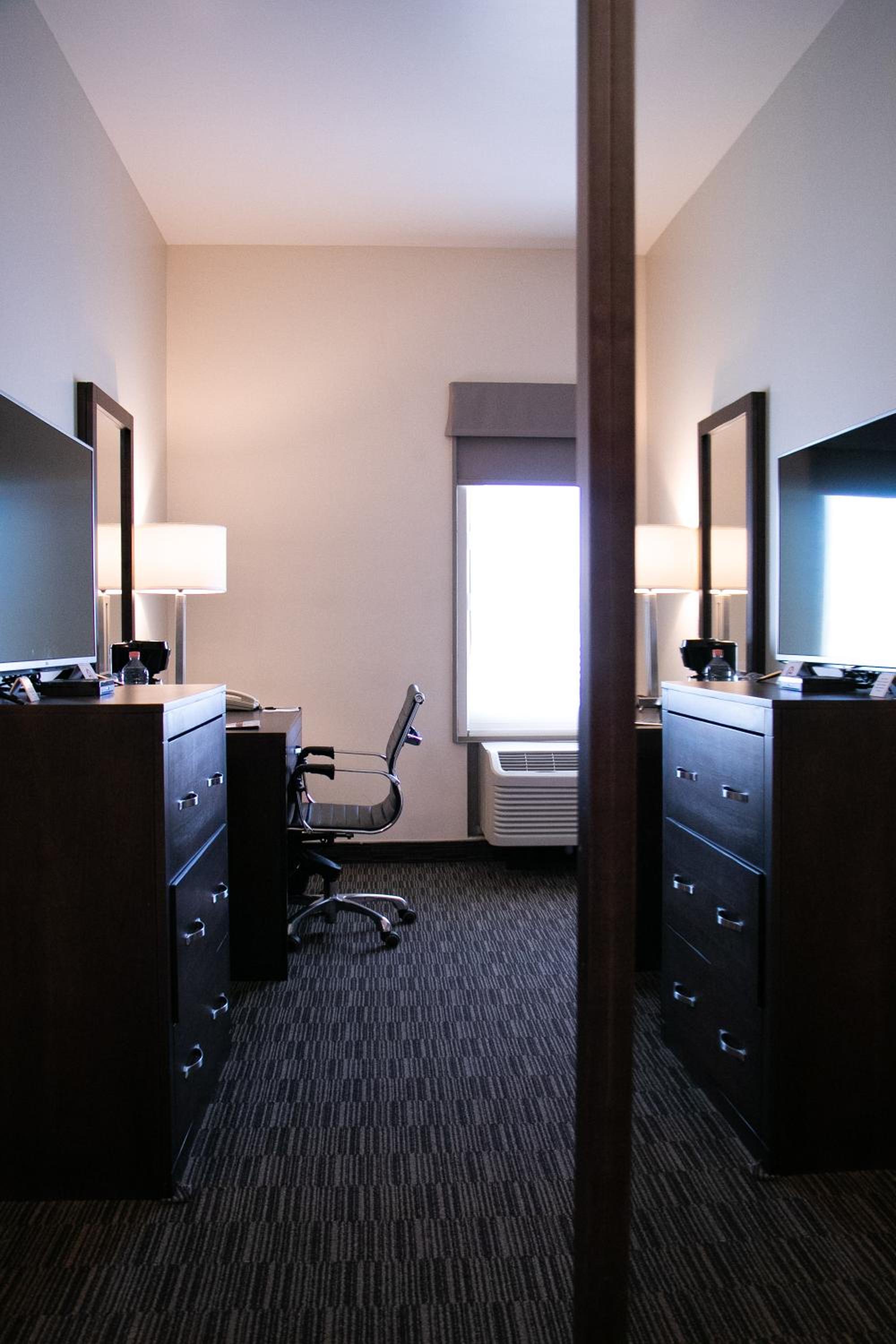 Standard Queen Room with Two Queen Beds photo 2