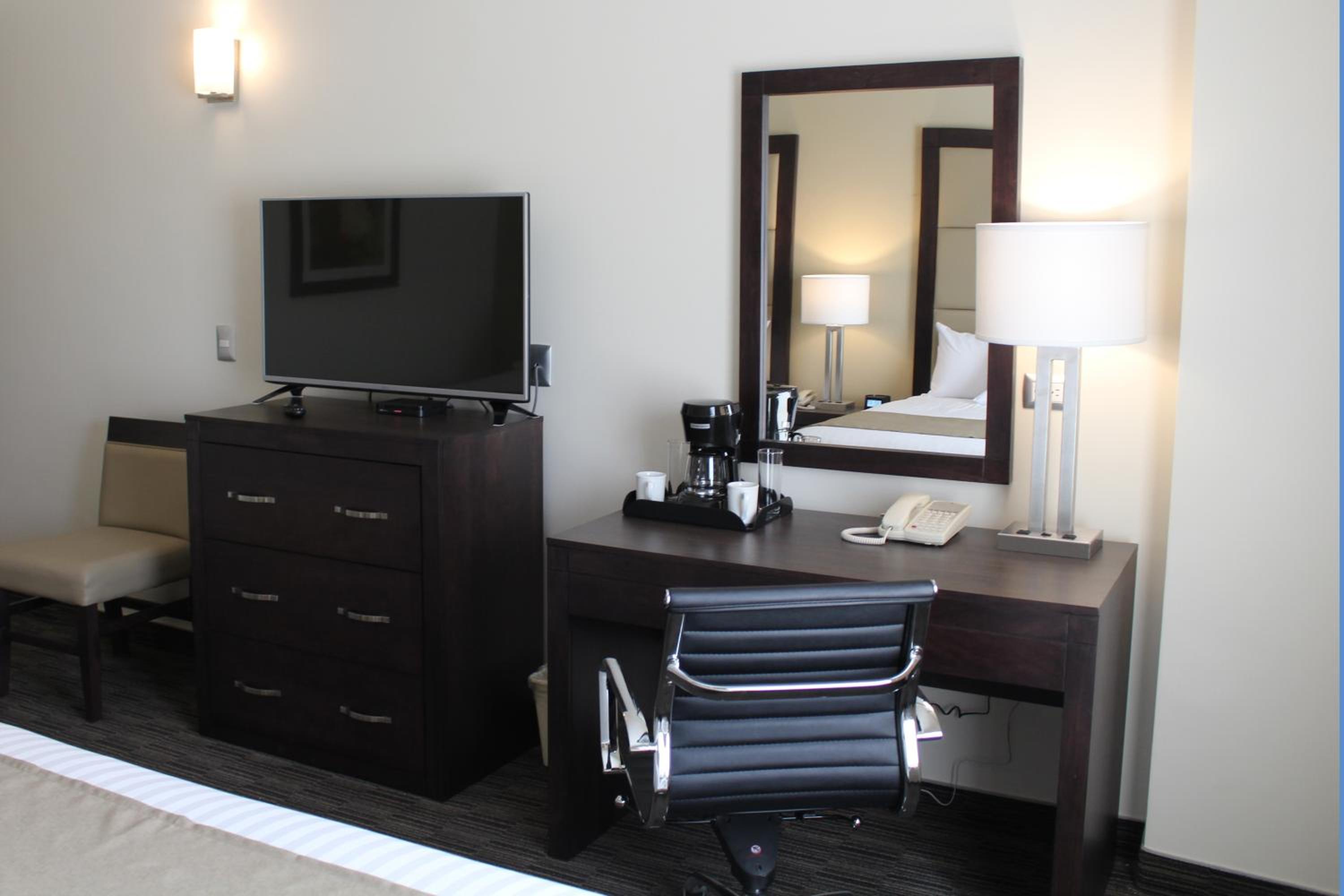 Standard Queen Room with Two Queen Beds photo 3