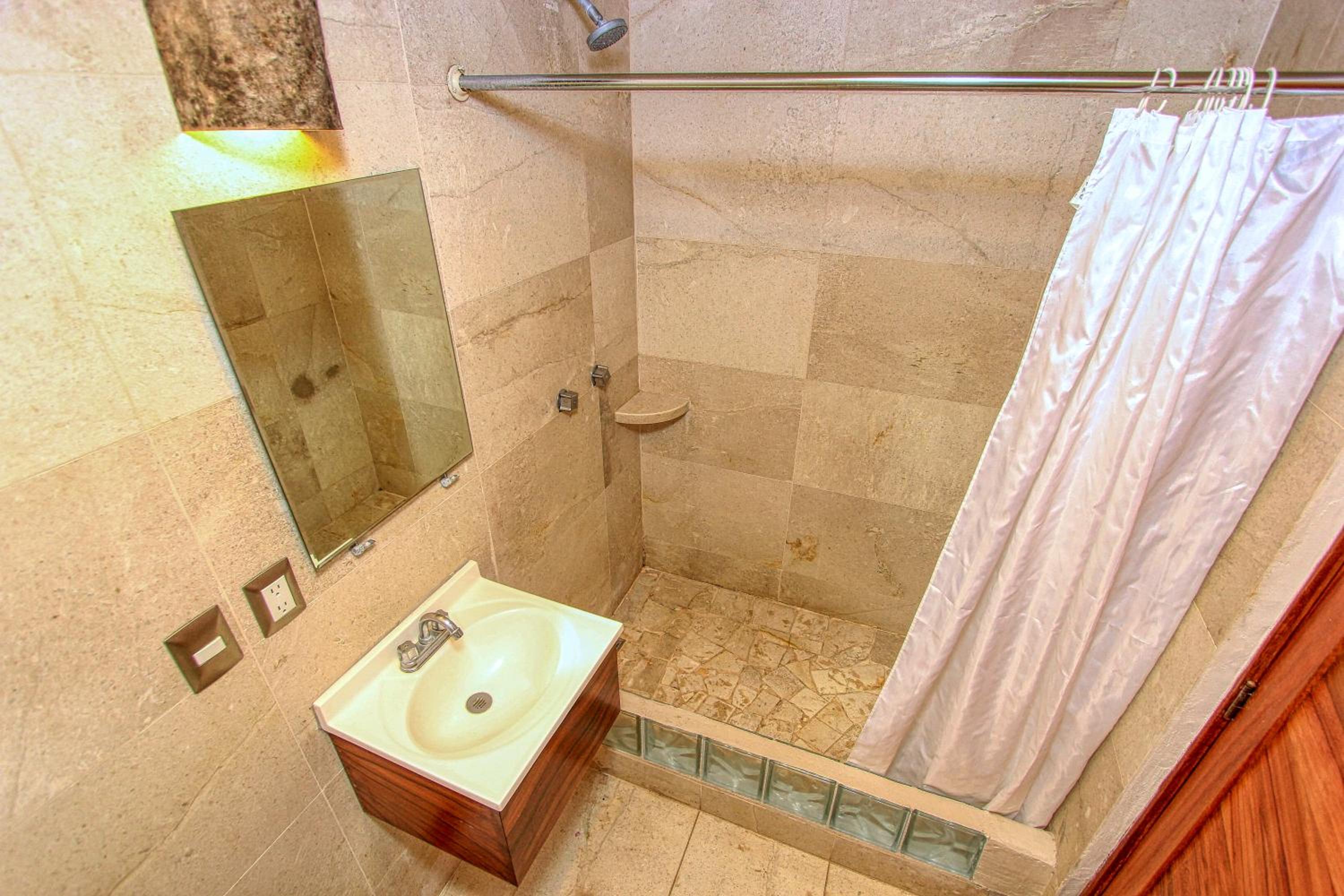 Deluxe Double Room with Two Double Beds - Photo 4