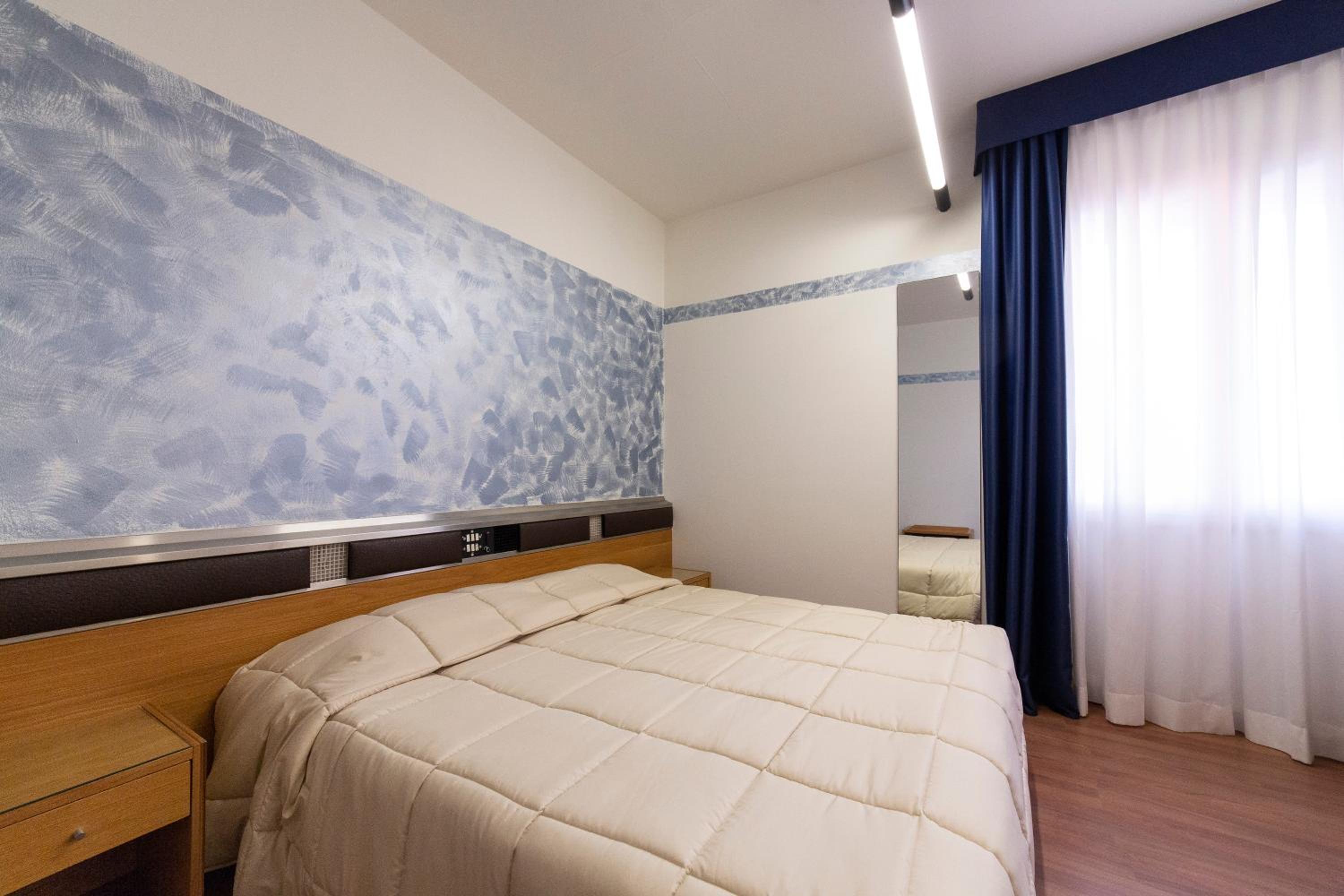 Double or Twin Room - Photo 4