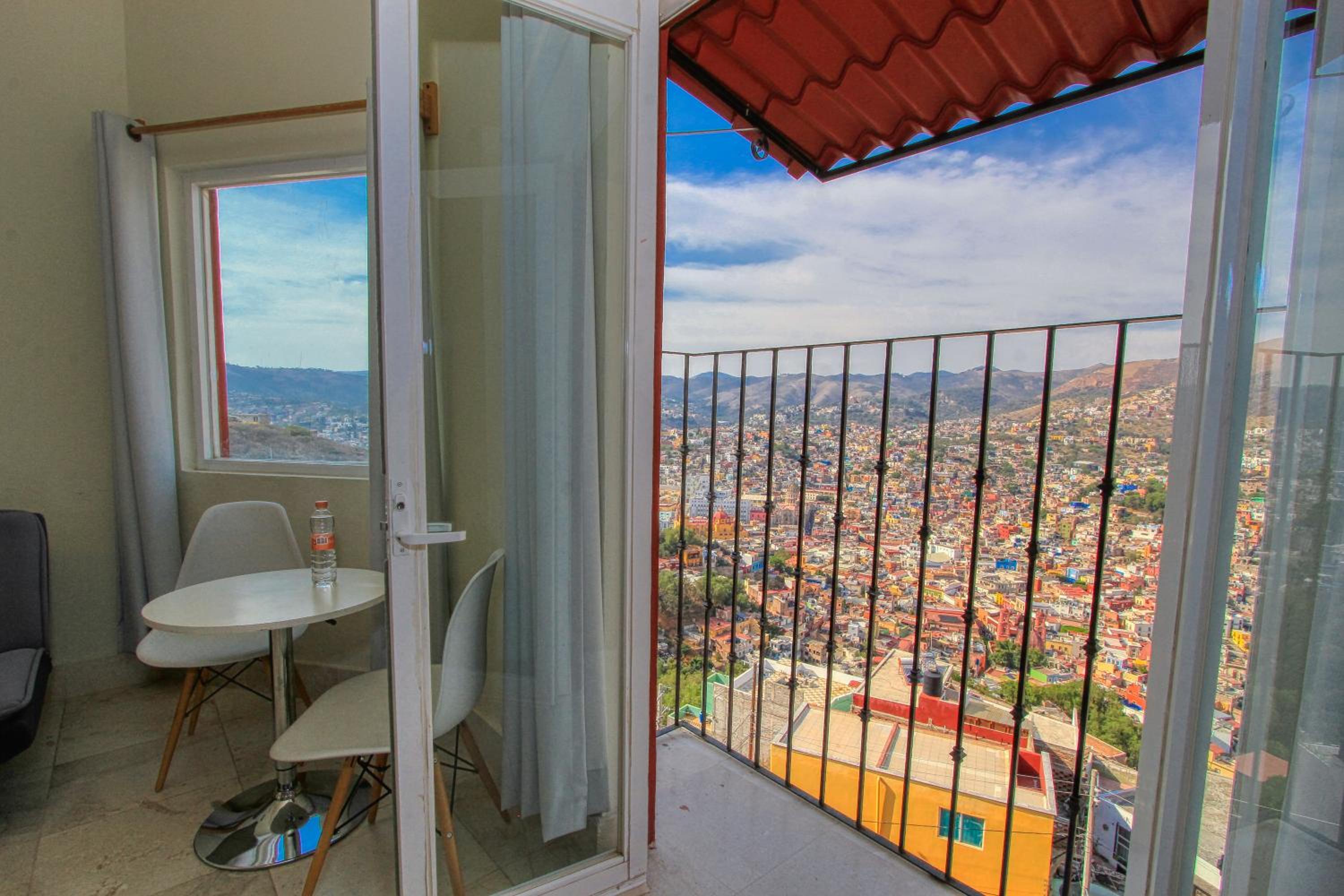 Deluxe Suite - Photo 12