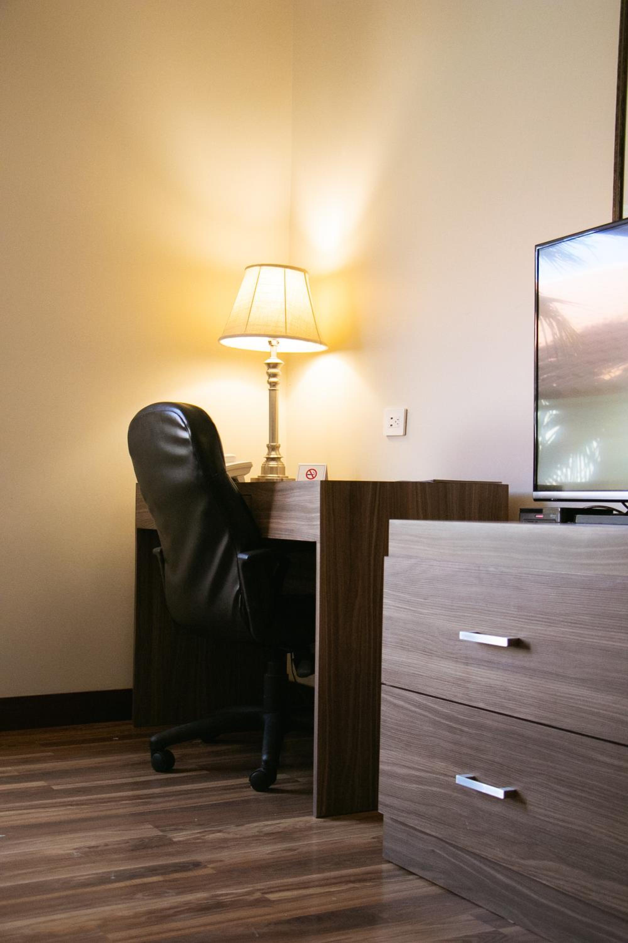 Executive King Room - Non-Smoking - Photo 5