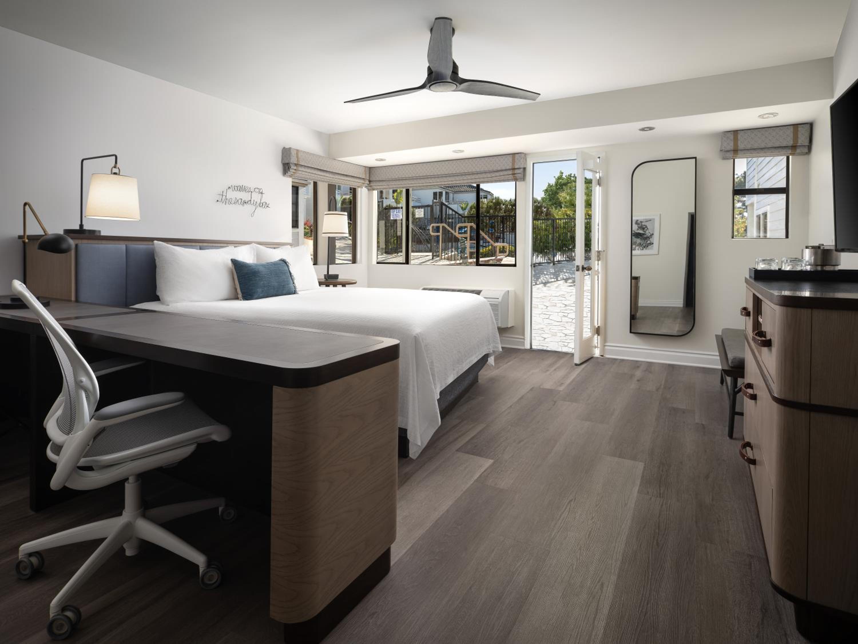 Standard King Room with Sofa Bed - Photo 4