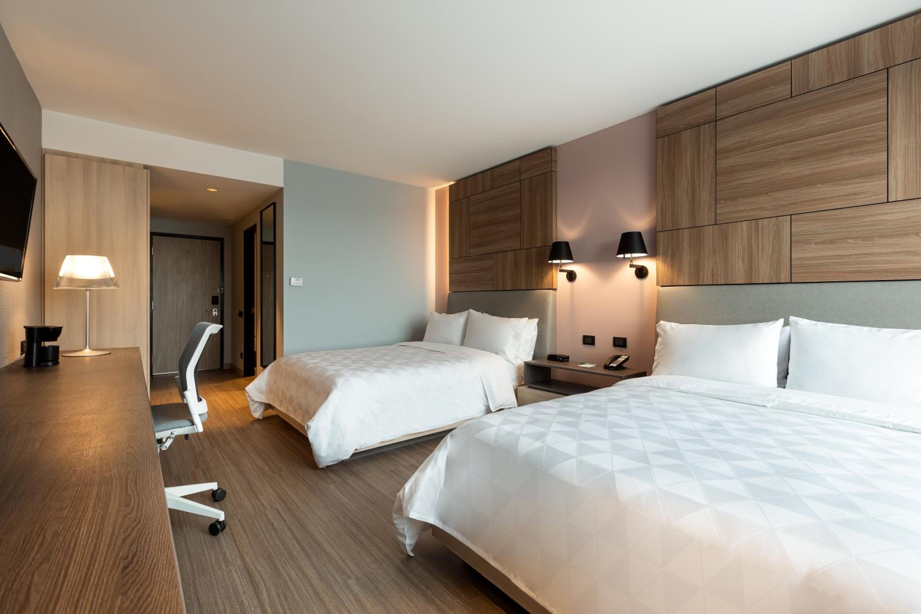 Standard Room with Two Queen Beds - Photo 4