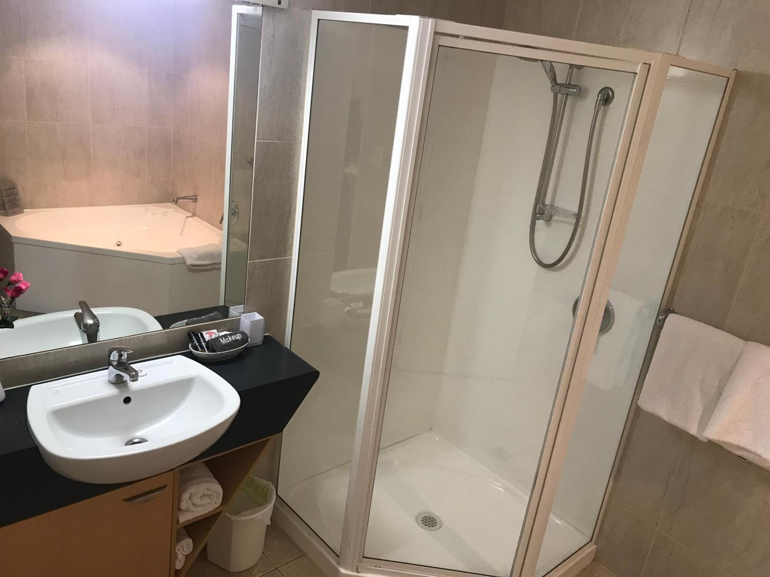 Deluxe Double or Twin Room with Spa Bath photo 3