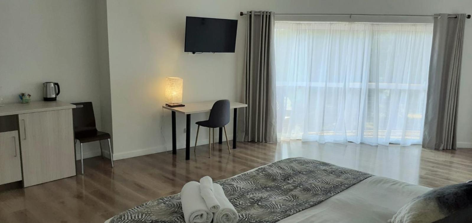 King Suite with Spa Bath photo 3
