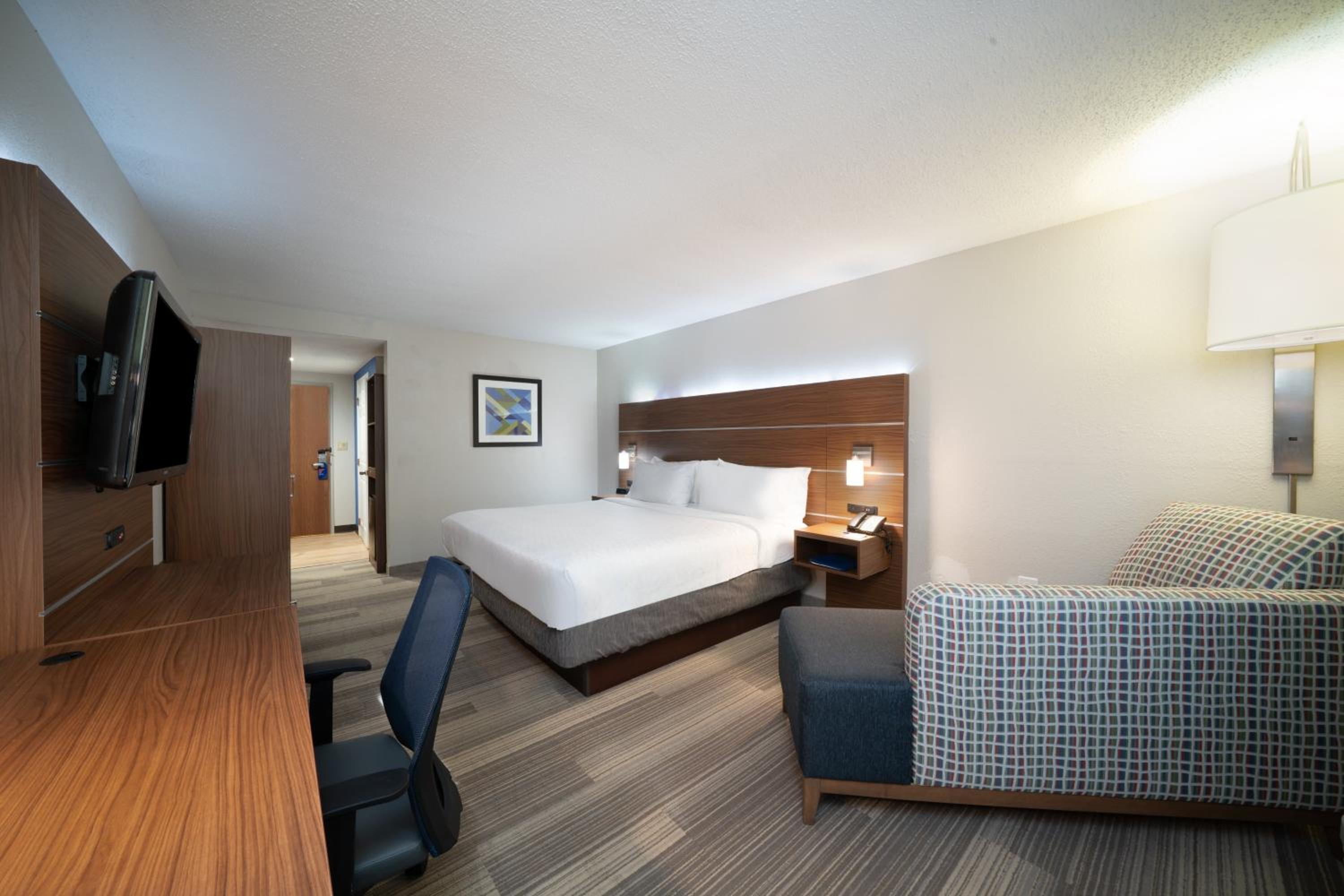 King Room - Mobility Access/Hearing Accessible - Photo 3