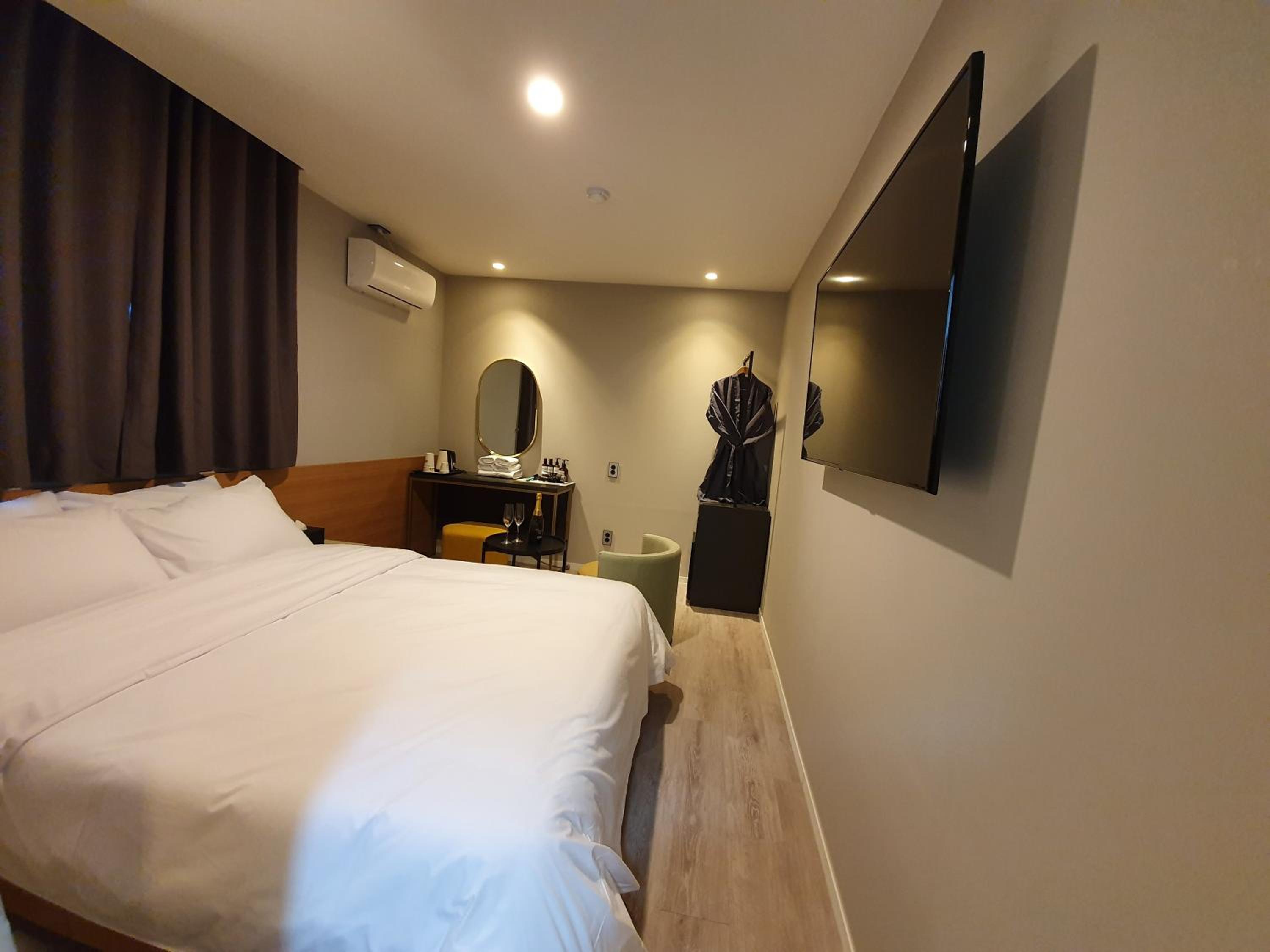 Double Room with Private Bathroom - Photo 8
