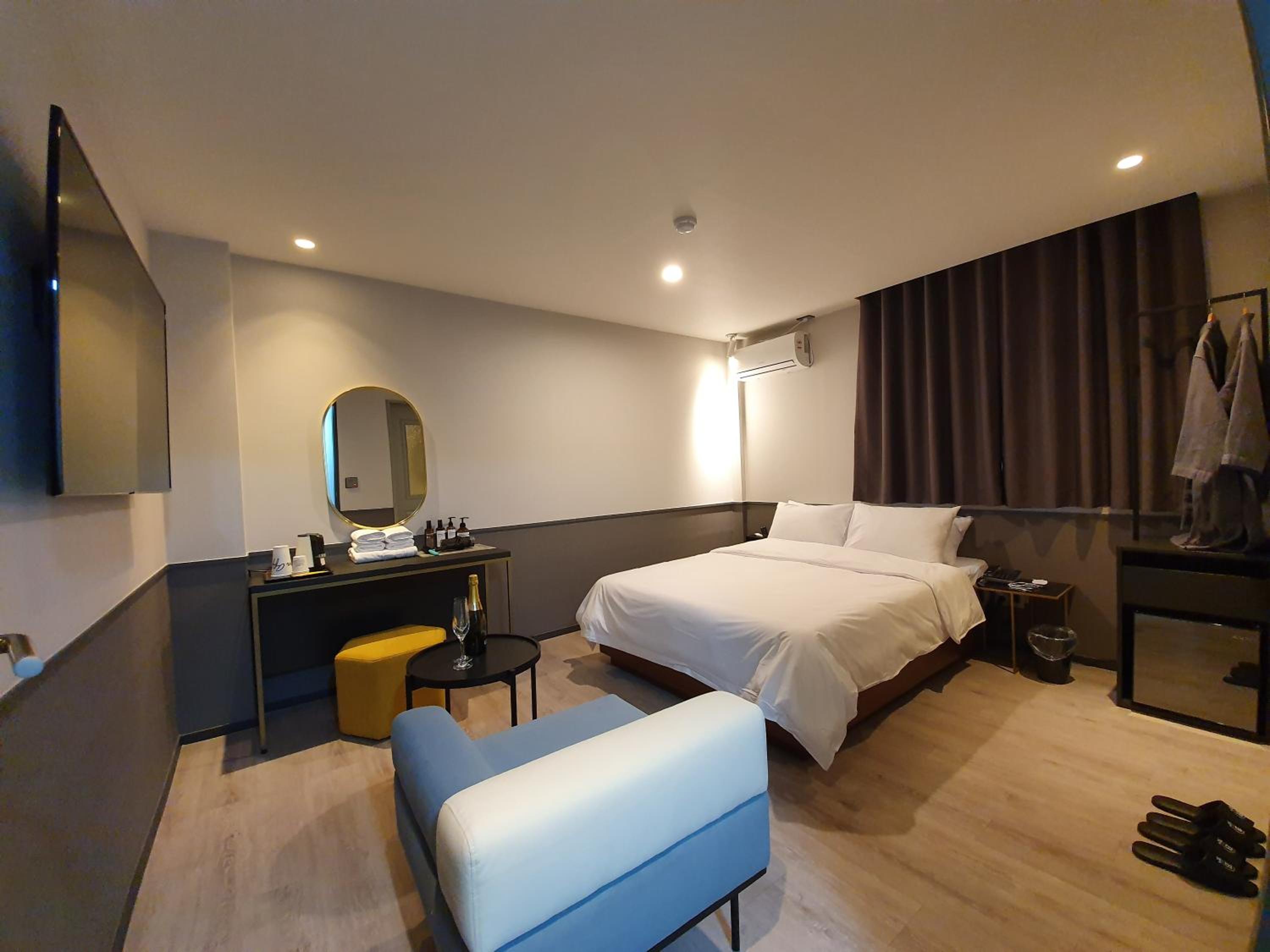 Deluxe Double Room with Bath - Photo 1