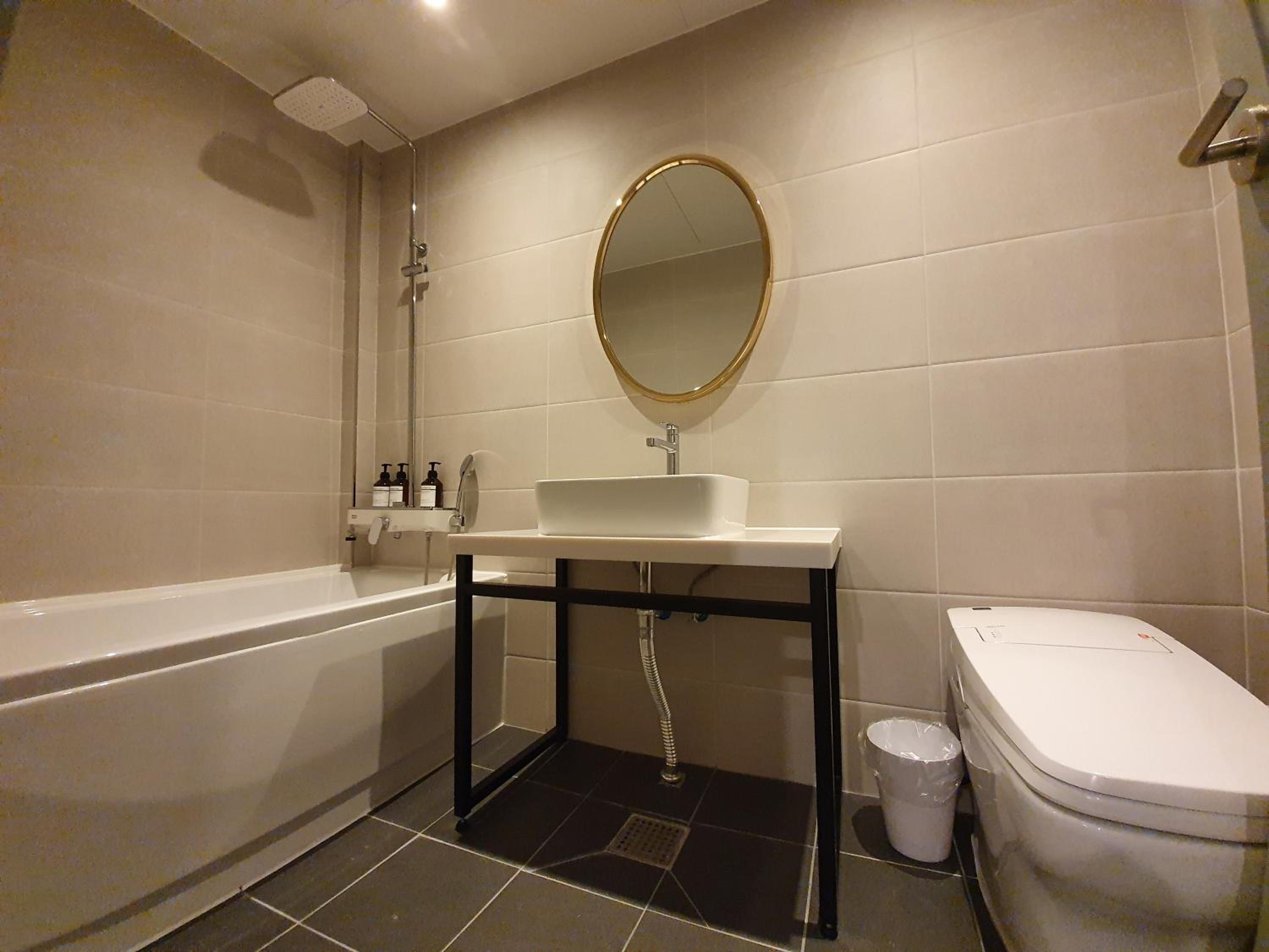 Deluxe Double Room with Bath - Photo 4