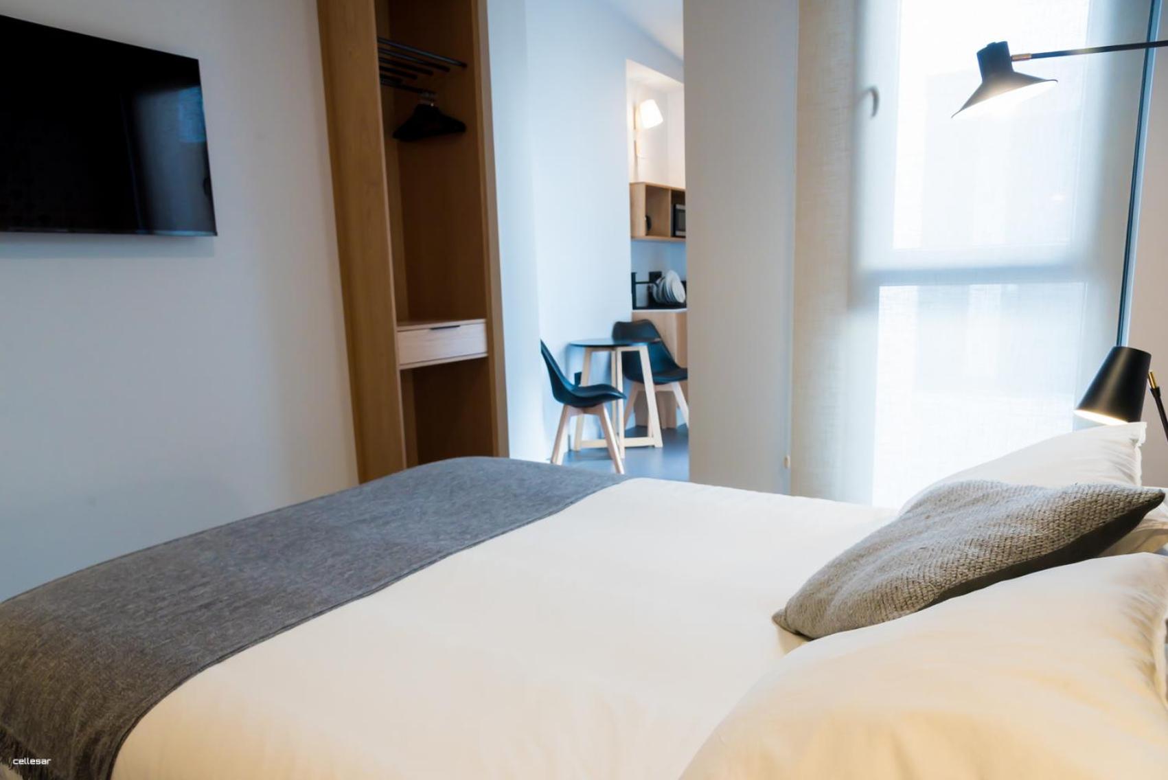 Premium Double Room - Photo 11